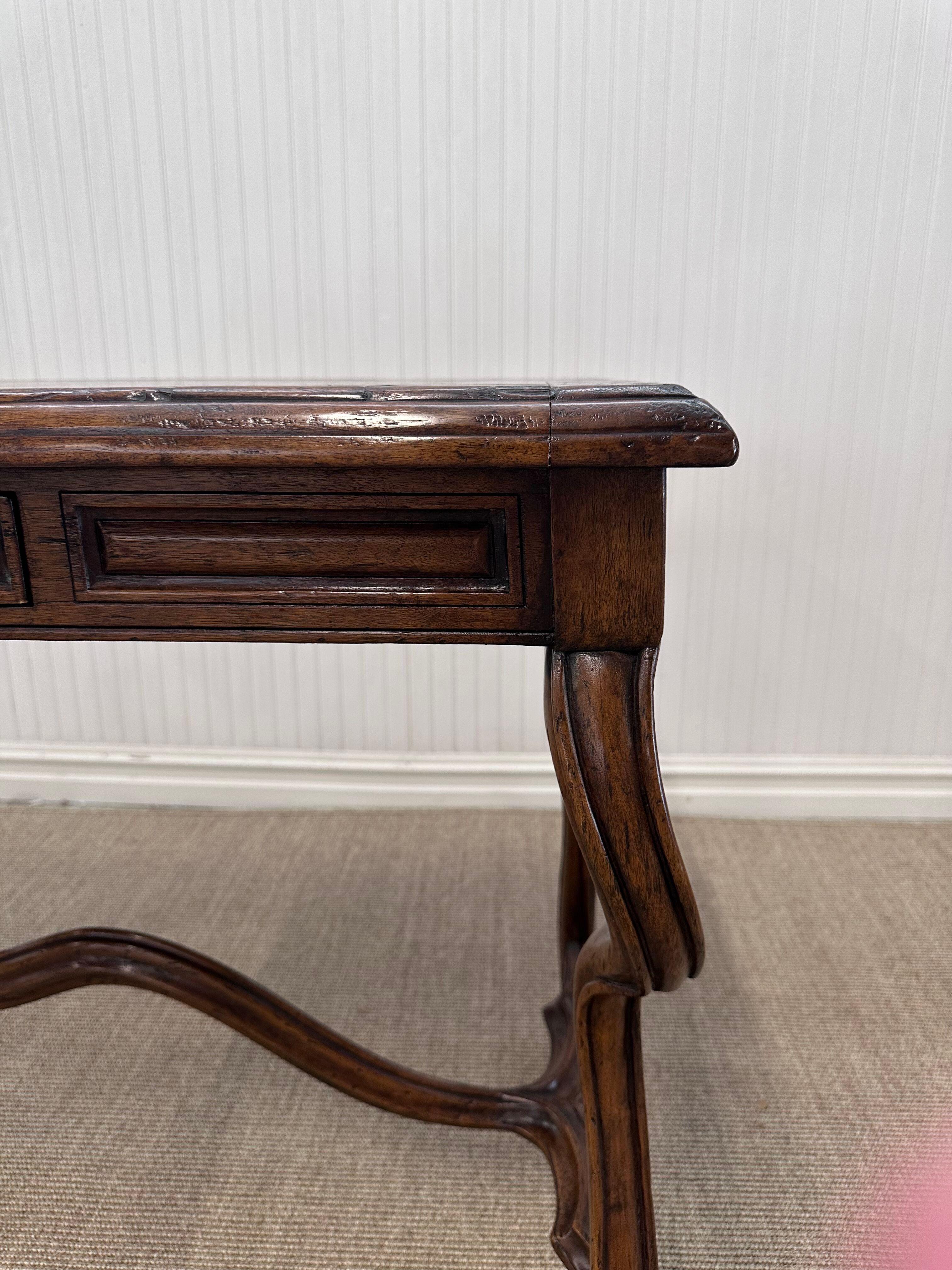European Style Carved Walnut Writing Desk en venta 11