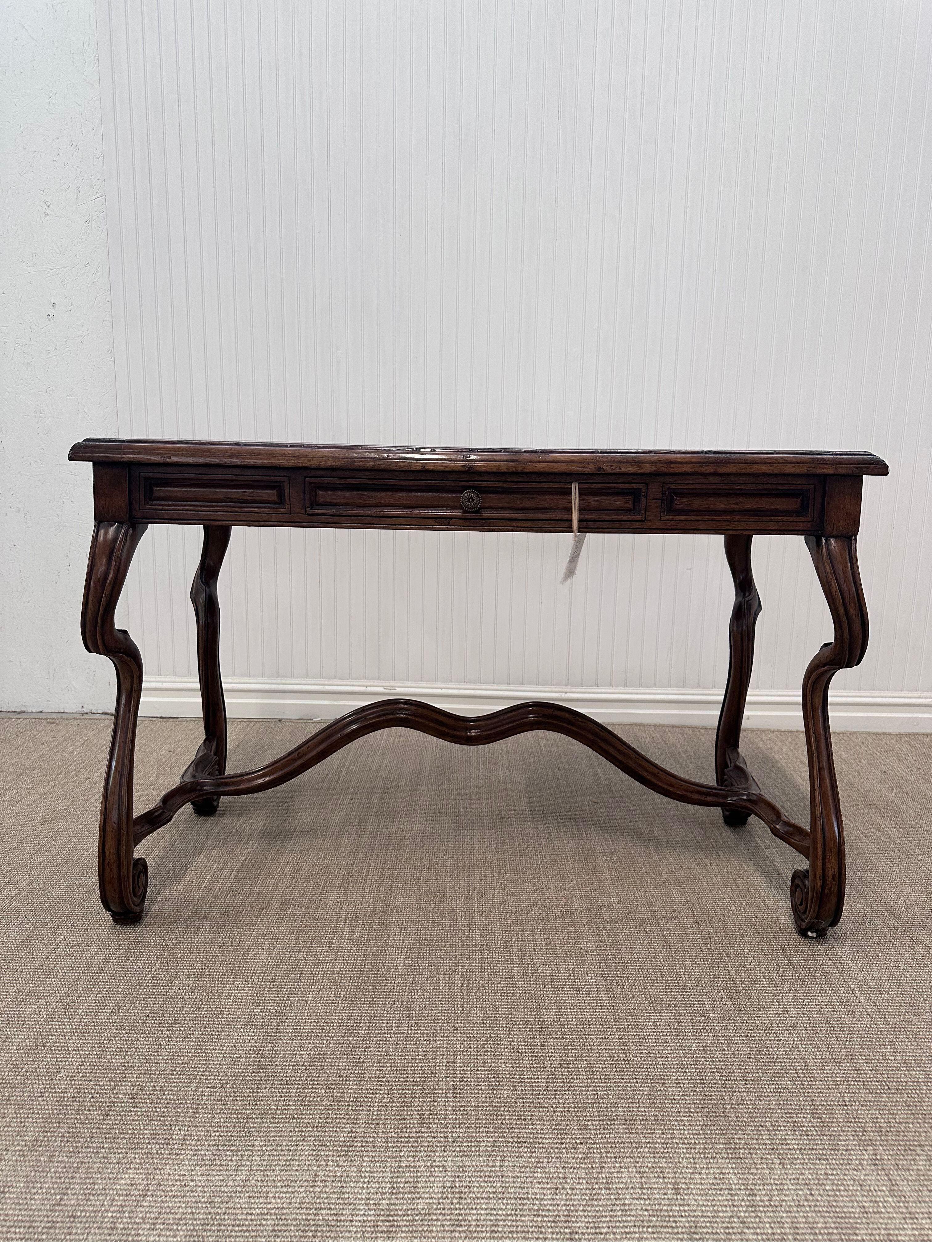 European Style Carved Walnut Writing Desk en venta 12