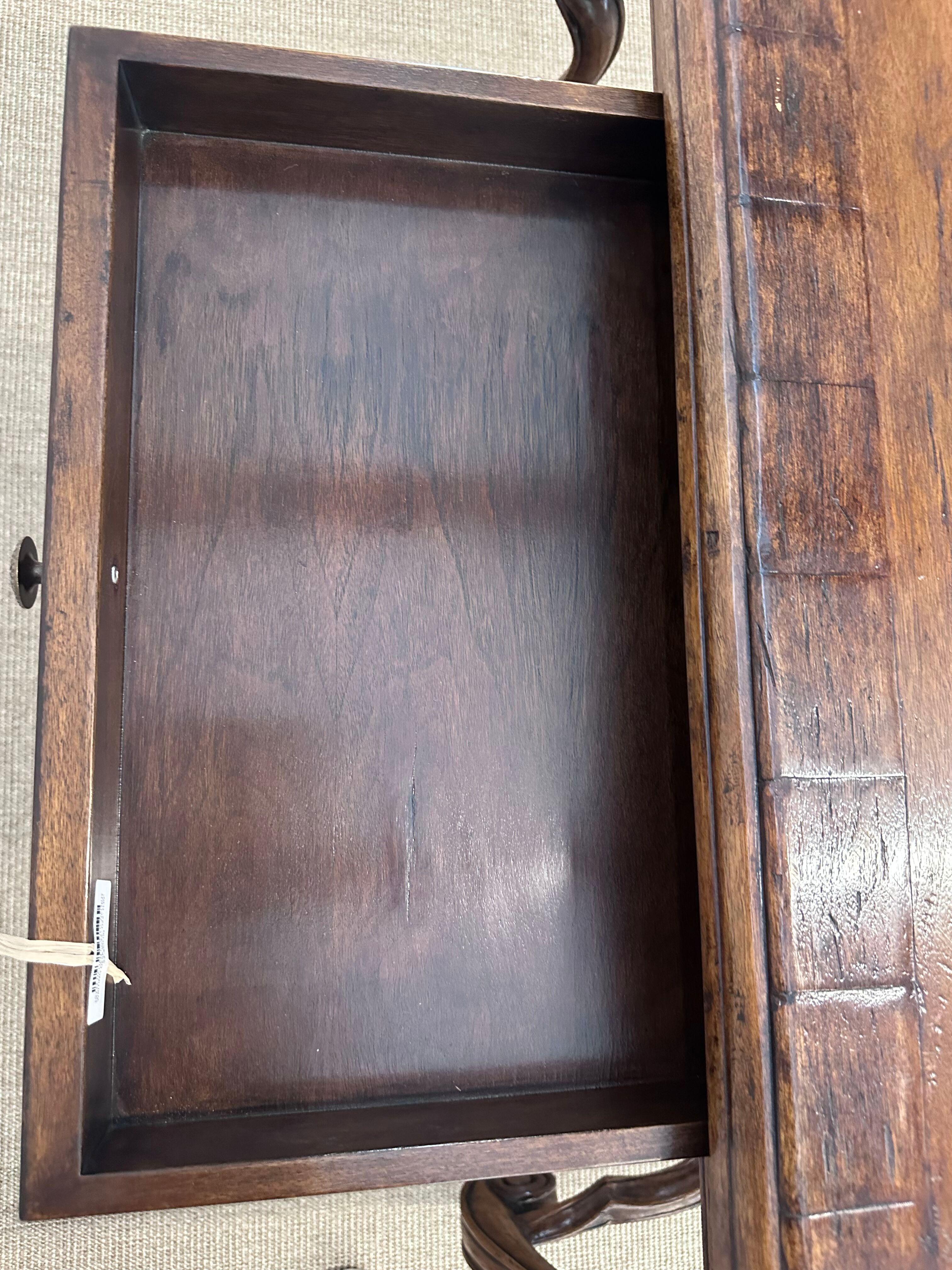 European Style Carved Walnut Writing Desk en venta 13