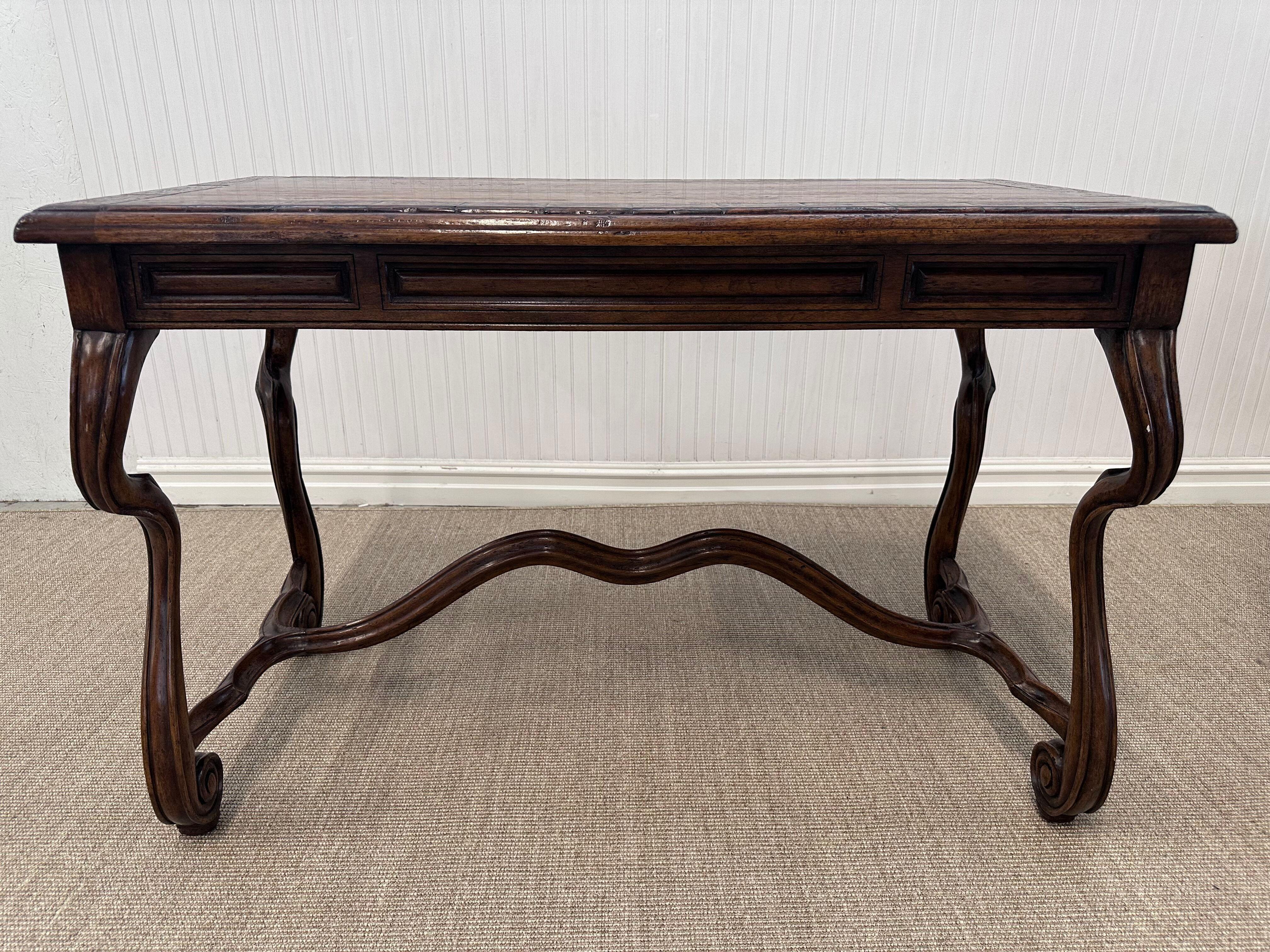 European Style Carved Walnut Writing Desk Italiano en venta