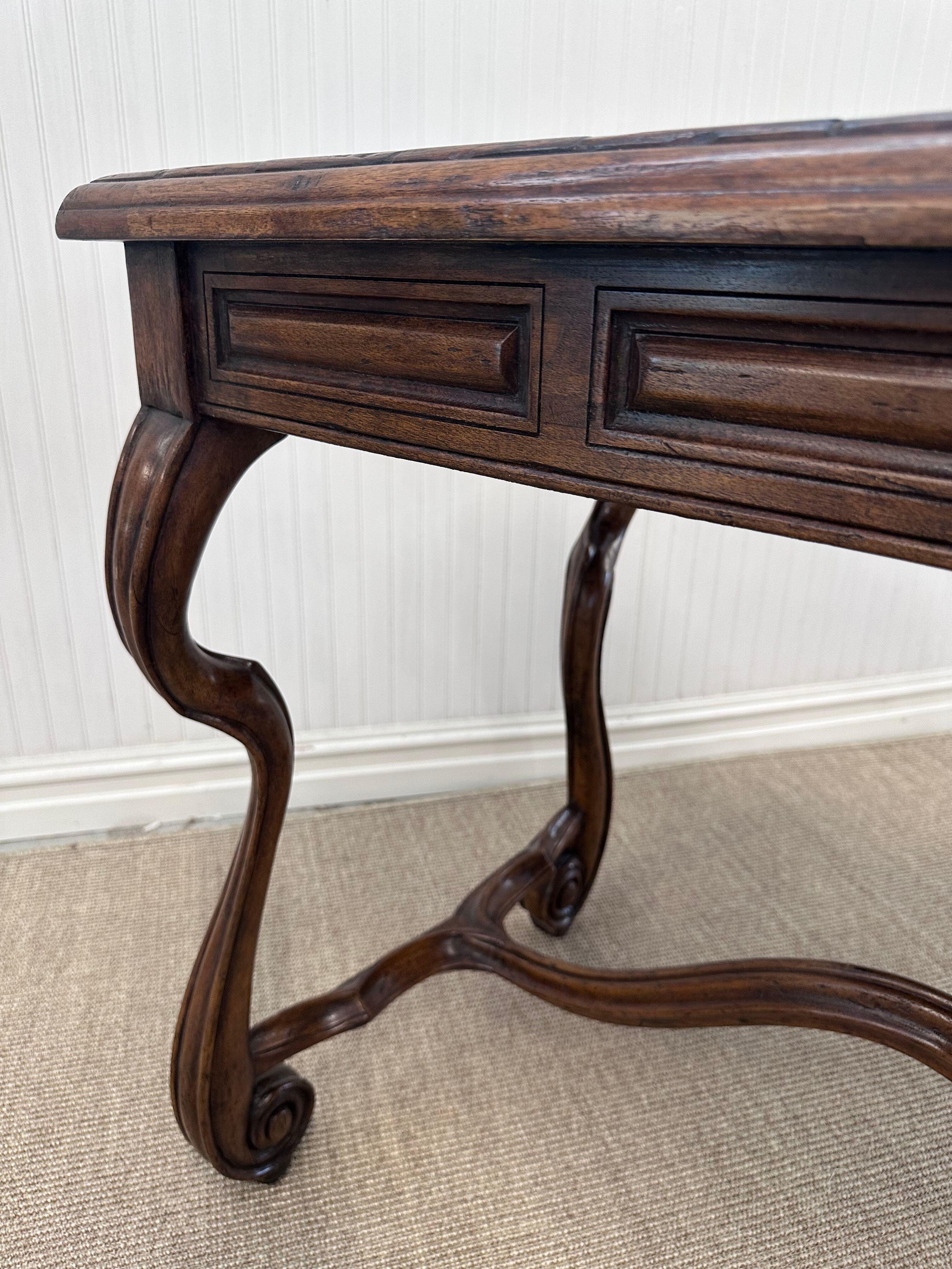 European Style Carved Walnut Writing Desk en Bueno estado para la venta en Baton Rouge, LA