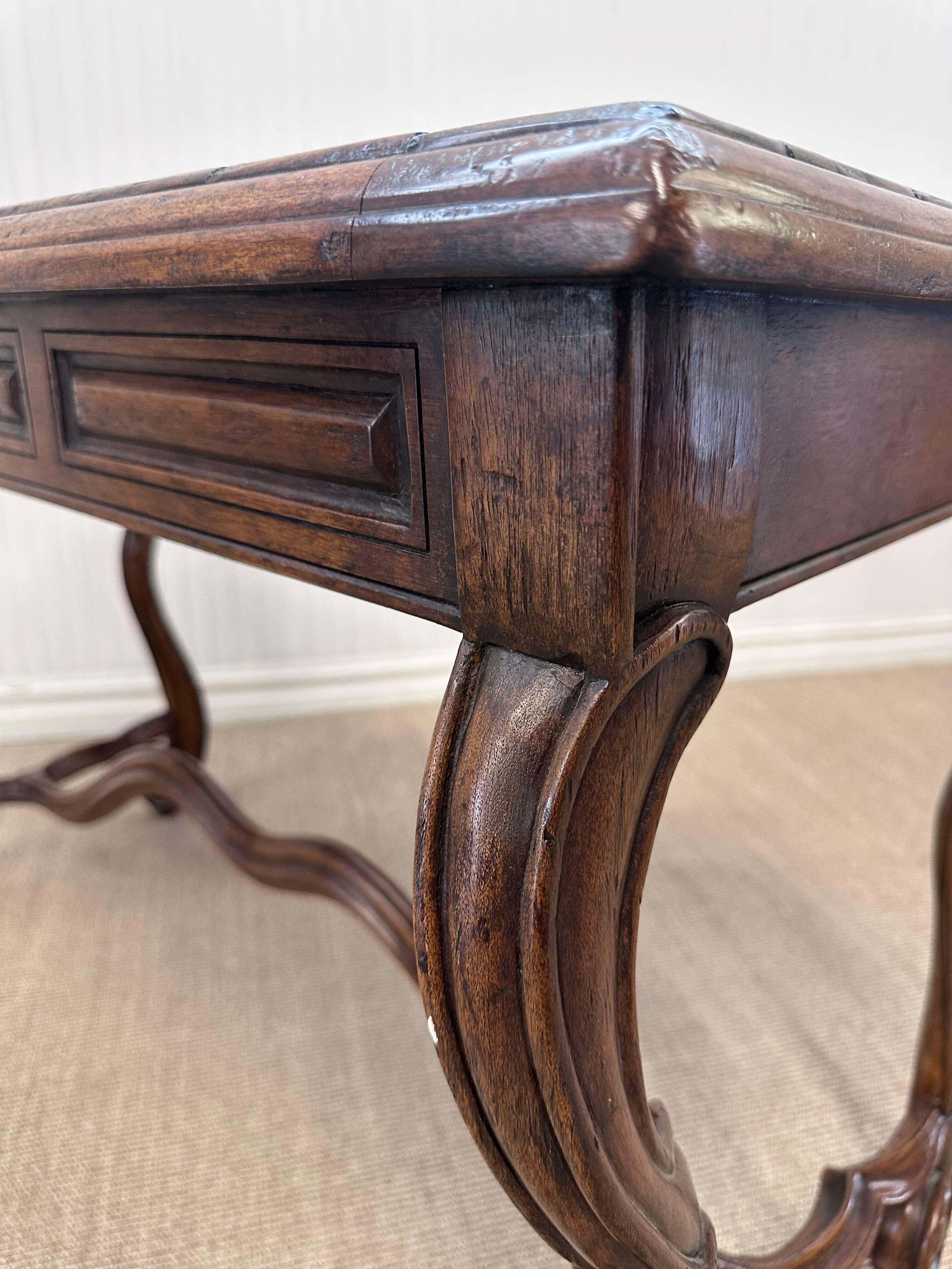 European Style Carved Walnut Writing Desk Siglo XXI y contemporáneo en venta