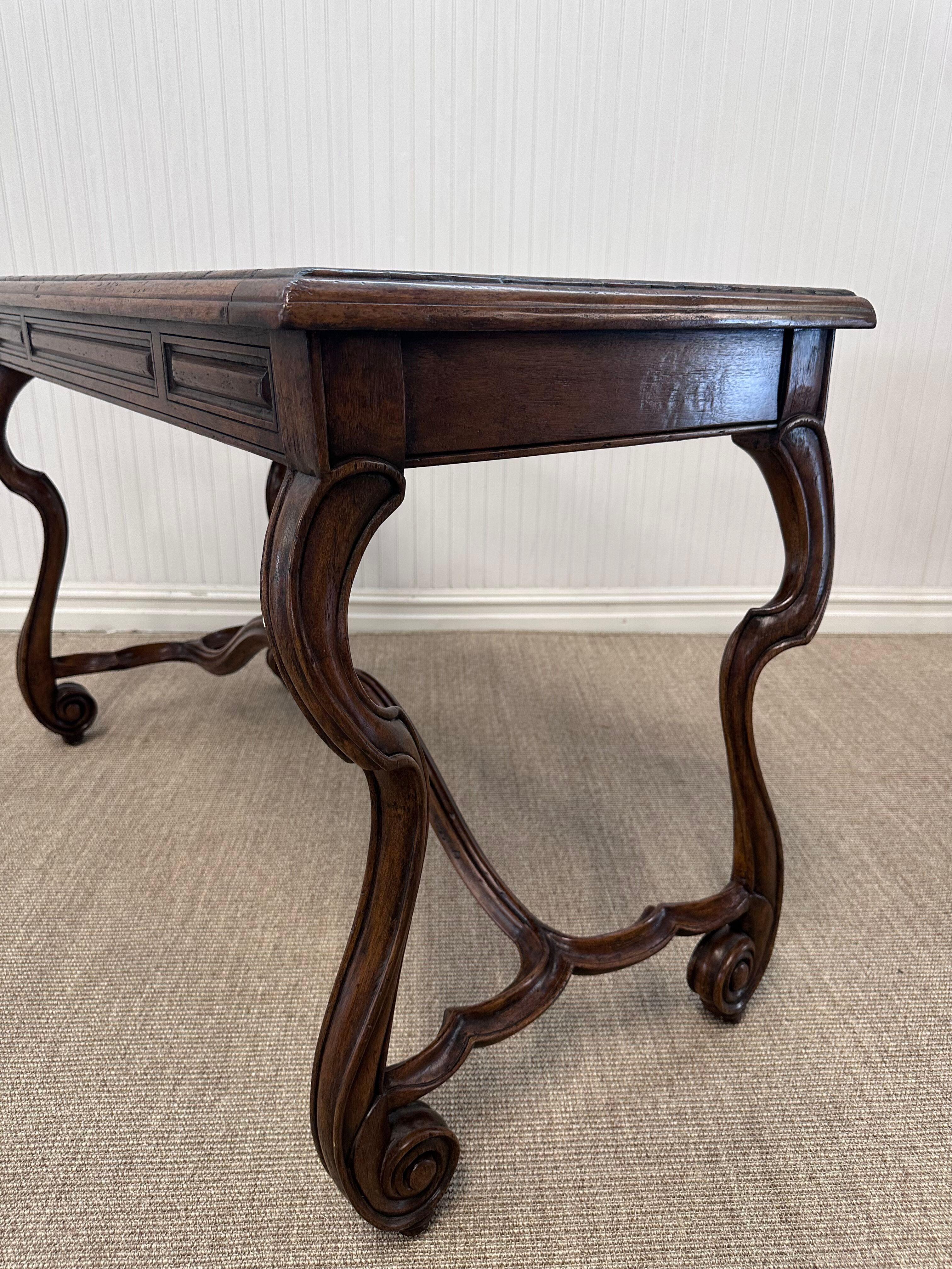 European Style Carved Walnut Writing Desk Madera en venta