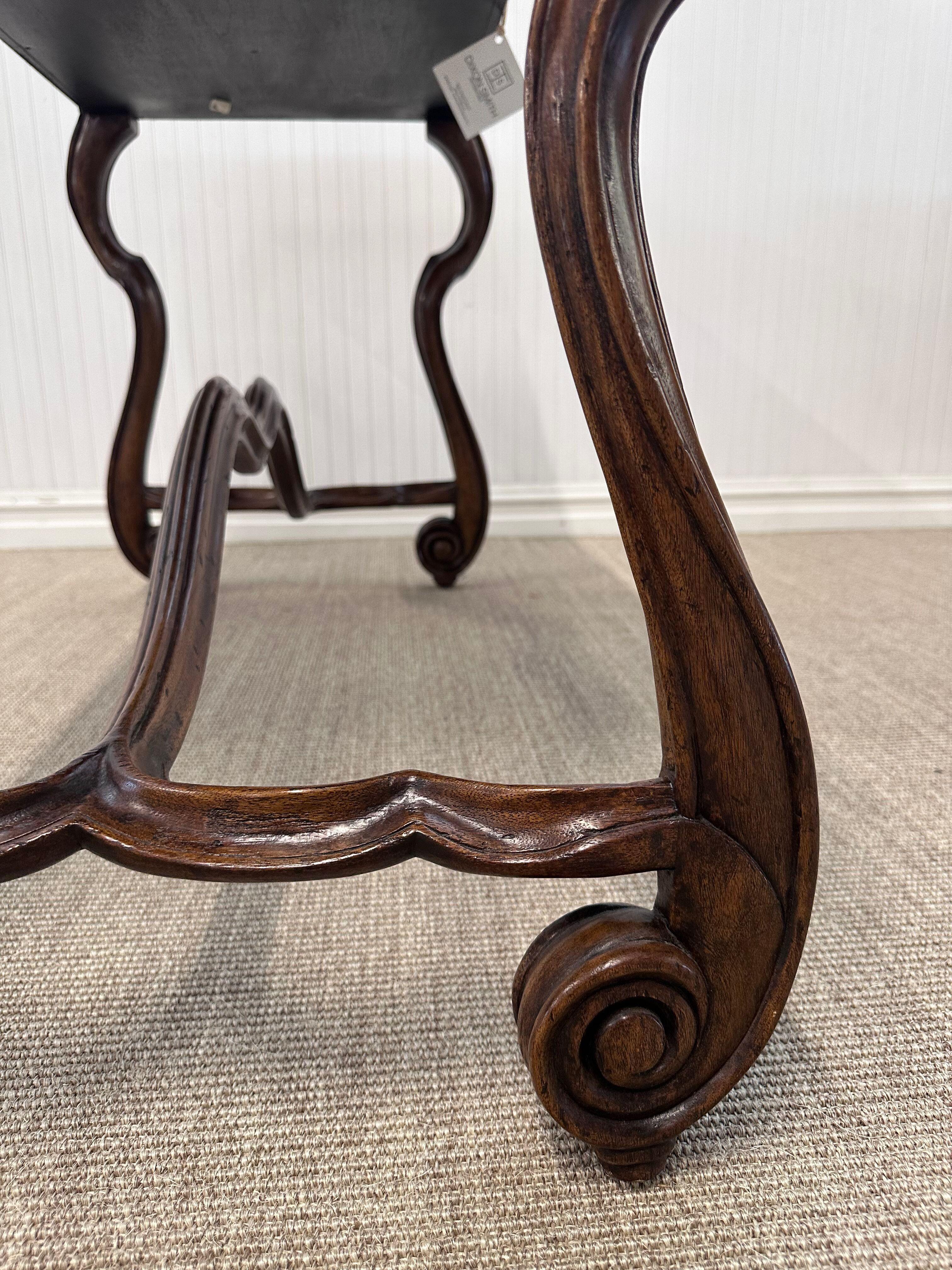 European Style Carved Walnut Writing Desk en venta 1