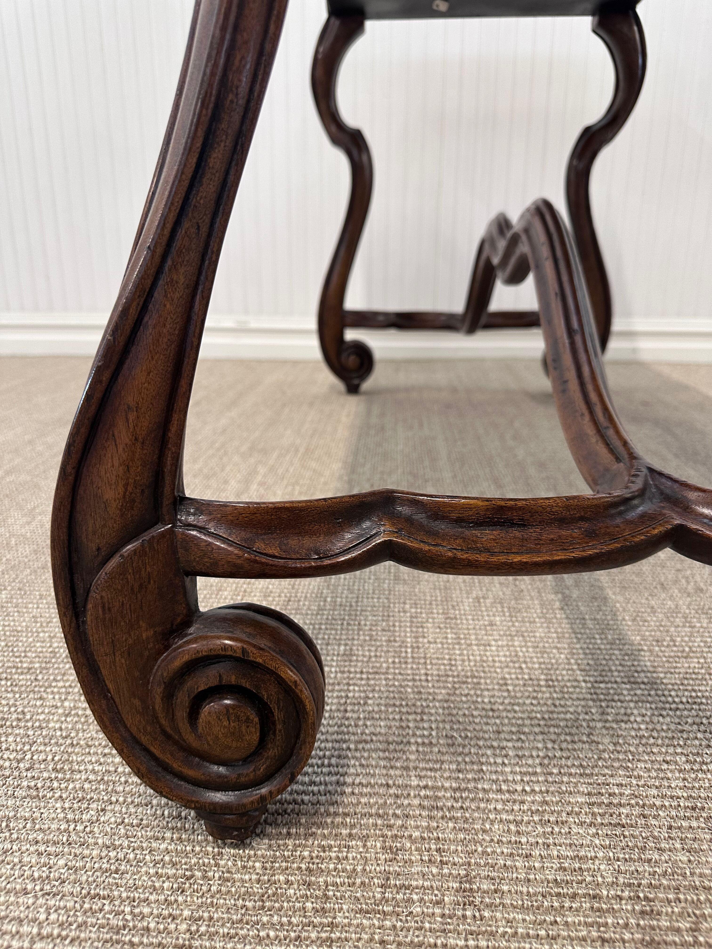 European Style Carved Walnut Writing Desk en venta 2