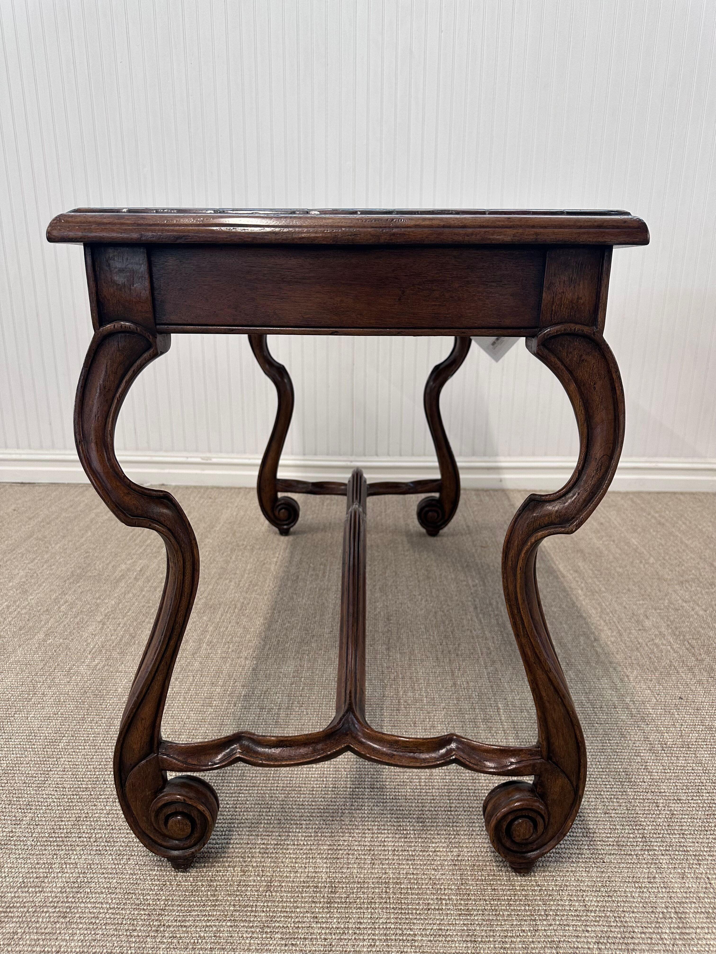 European Style Carved Walnut Writing Desk en venta 3