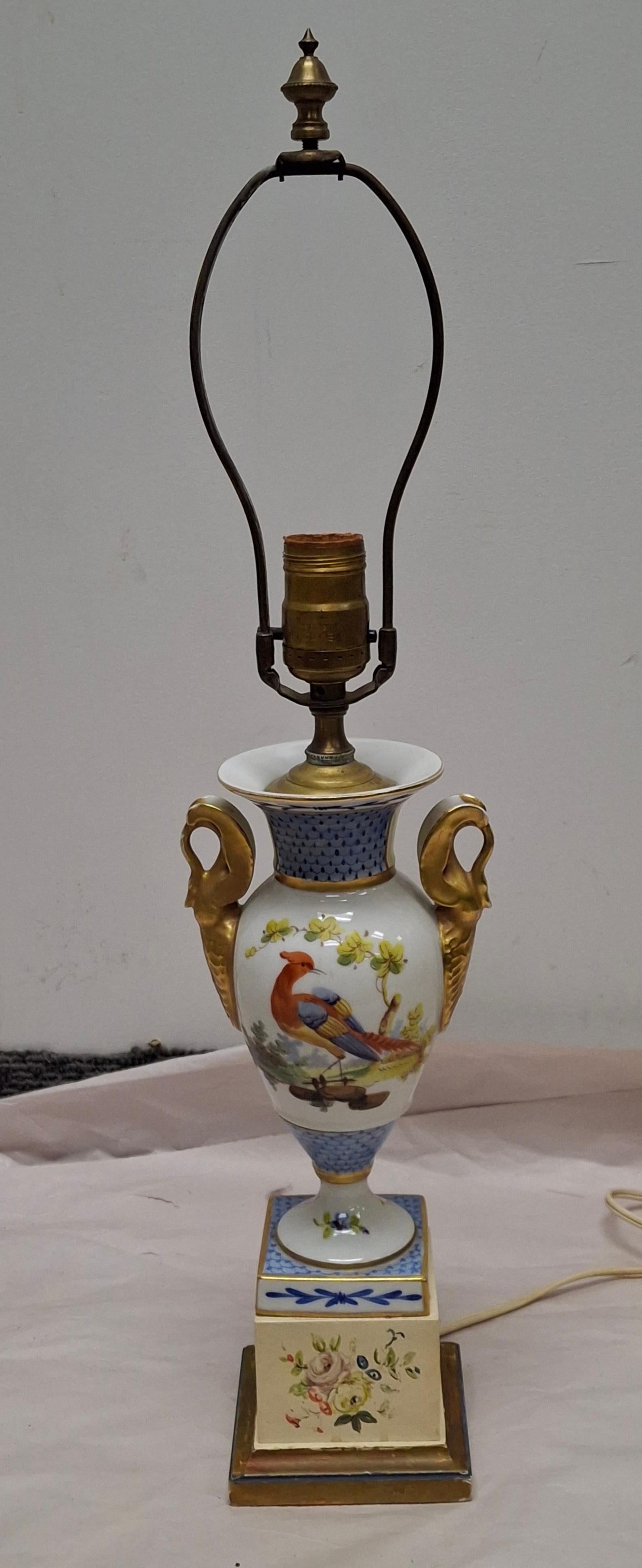 Mid-Century moderno European Style Decorated Porcelain Urn Mounted as Table Lamp in vendita