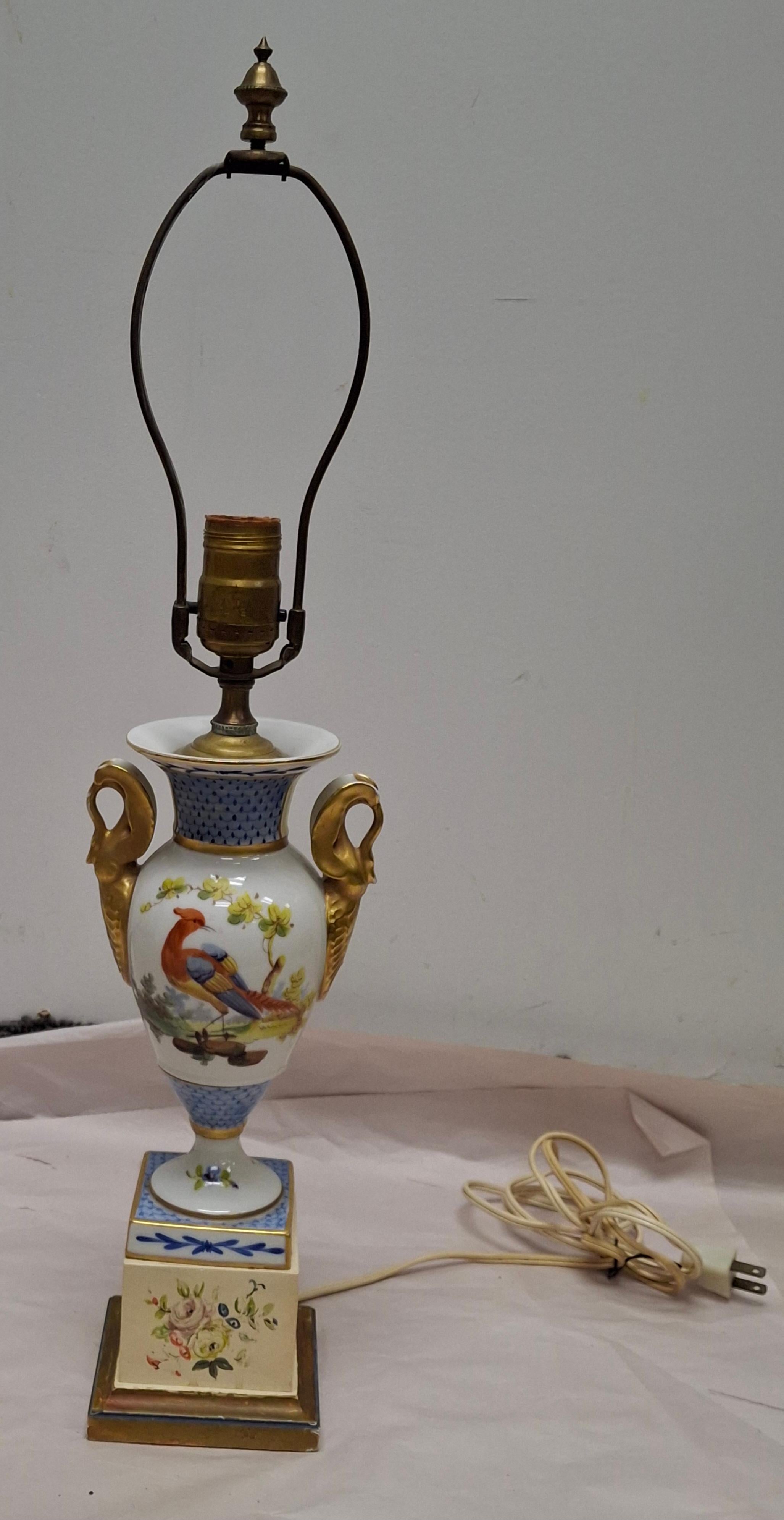 Americano European Style Decorated Porcelain Urn Mounted as Table Lamp in vendita