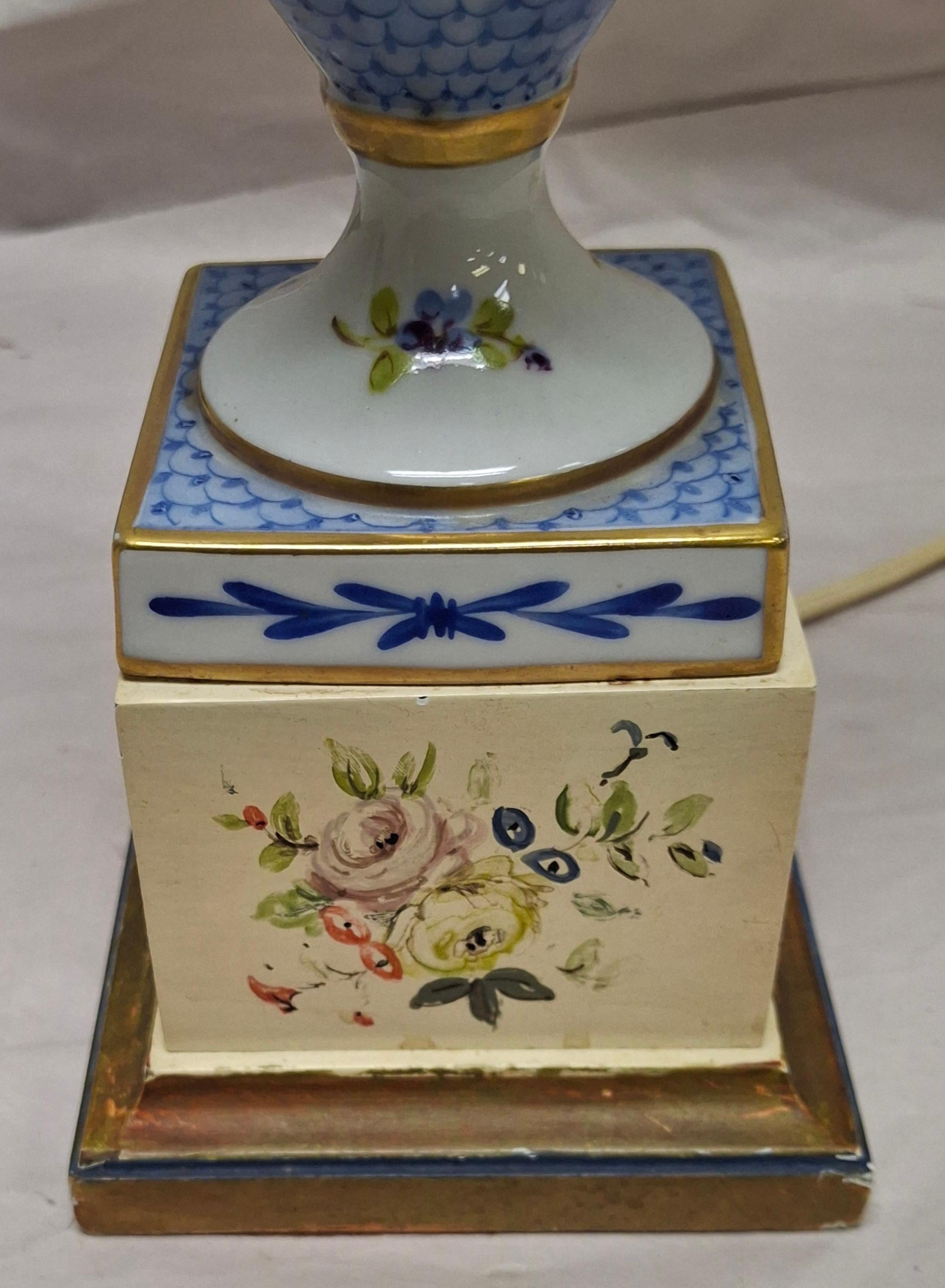 Dipinto European Style Decorated Porcelain Urn Mounted as Table Lamp in vendita