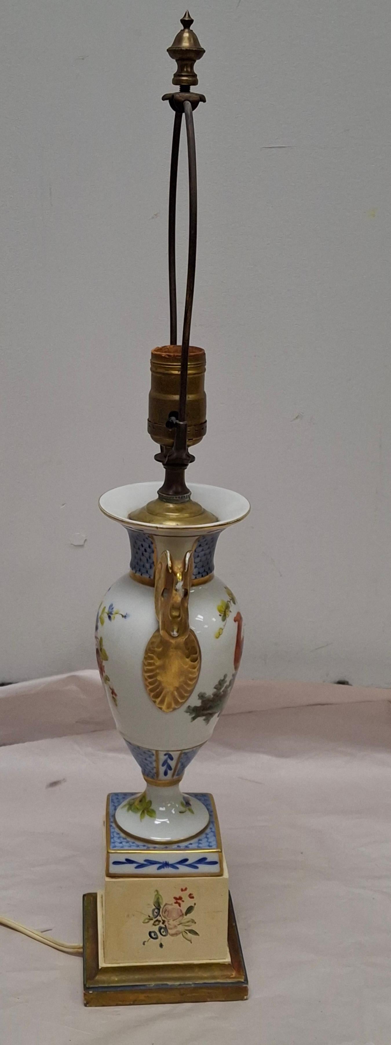 Porcellana European Style Decorated Porcelain Urn Mounted as Table Lamp in vendita