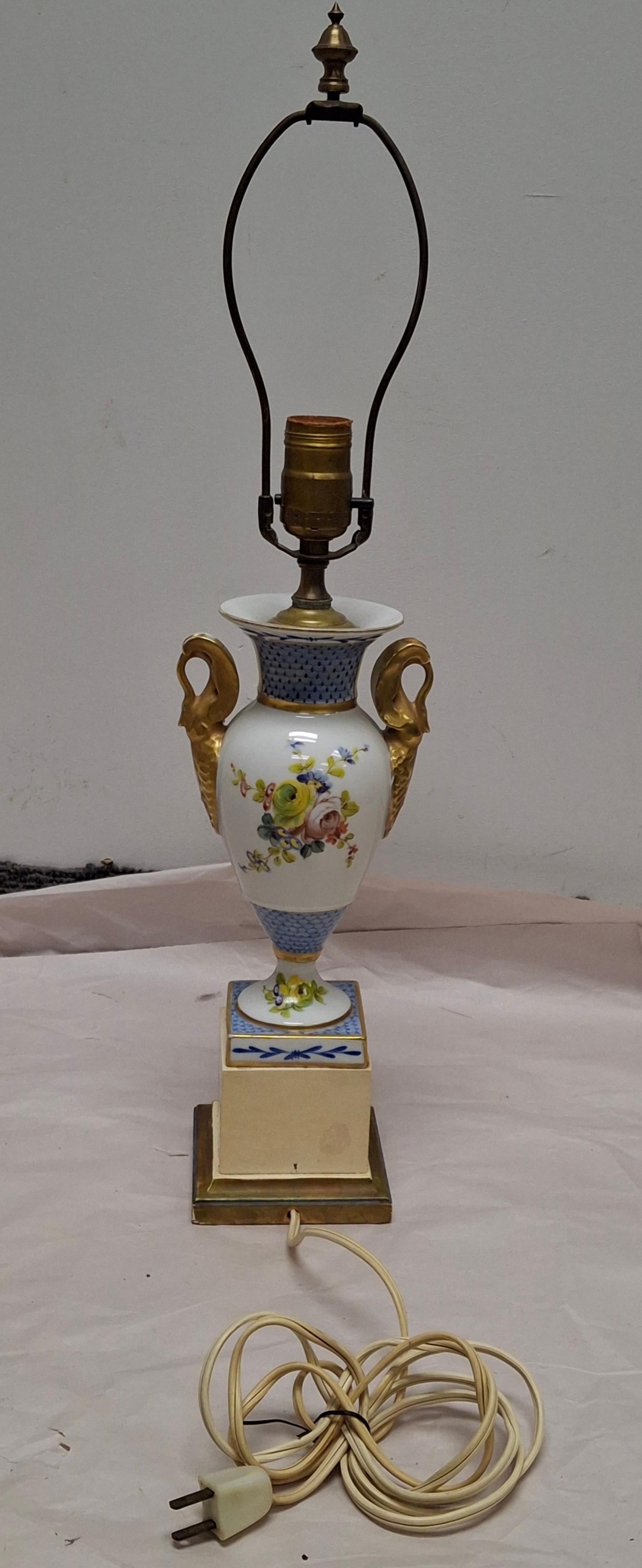 European Style Decorated Porcelain Urn Mounted as Table Lamp in vendita 1