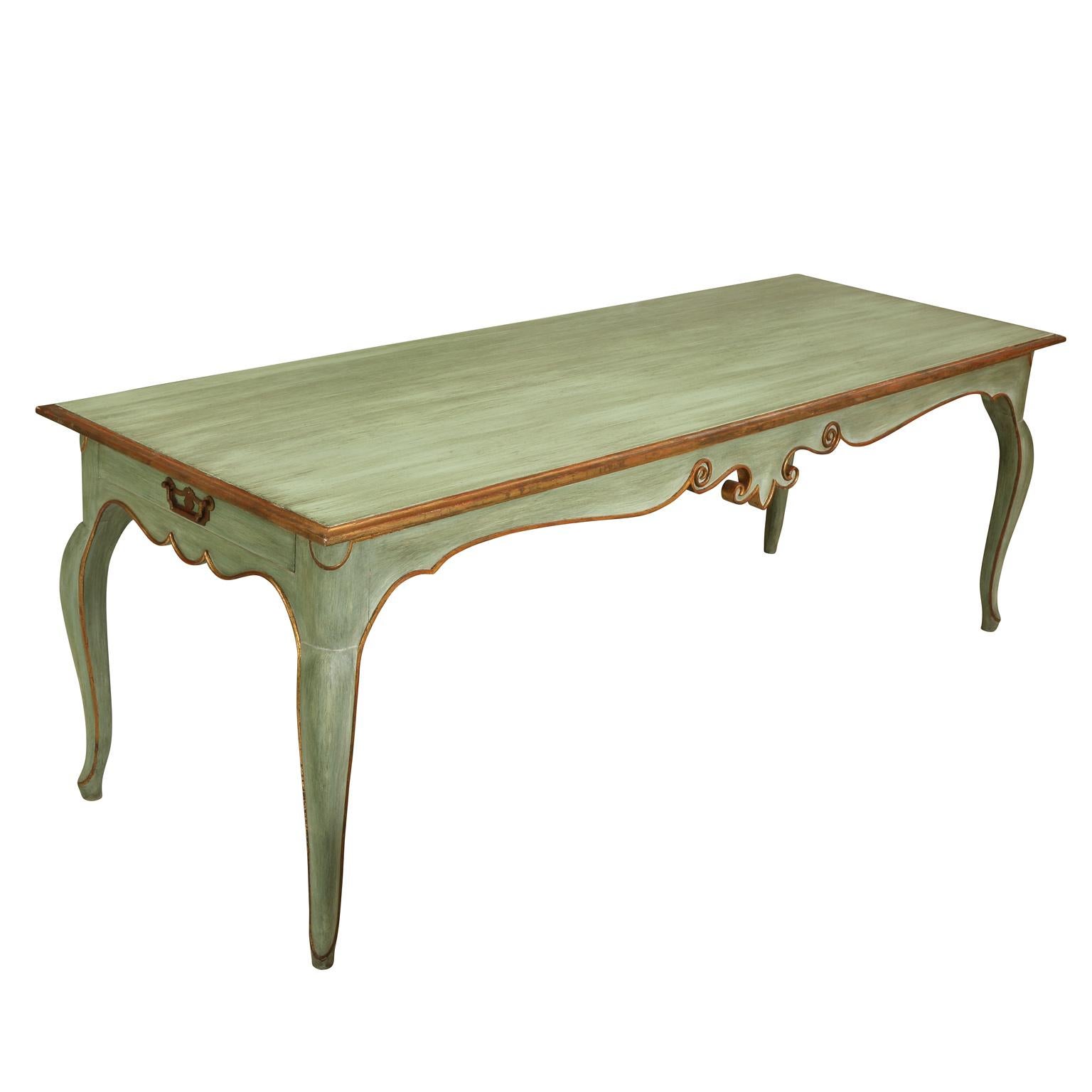 Une table de salle à manger/console de style européen très chic avec des garnitures et des détails peints en doré et des pieds en cabriole. Qu'il s'agisse d'une table console ou d'une table d'appoint, cette table multifonctionnelle est un excellent