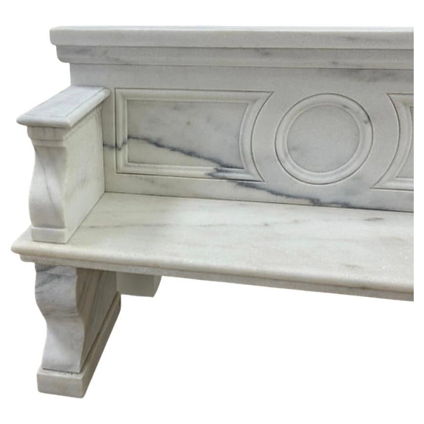 La panchina da giardino in marmo in stile europeo è un pezzo di arredamento da esterno senza tempo, ispirato al design classico europeo. Realizzata con maestria in marmo pregiato, questa panca presenta curve eleganti, dettagli raffinati e superfici
