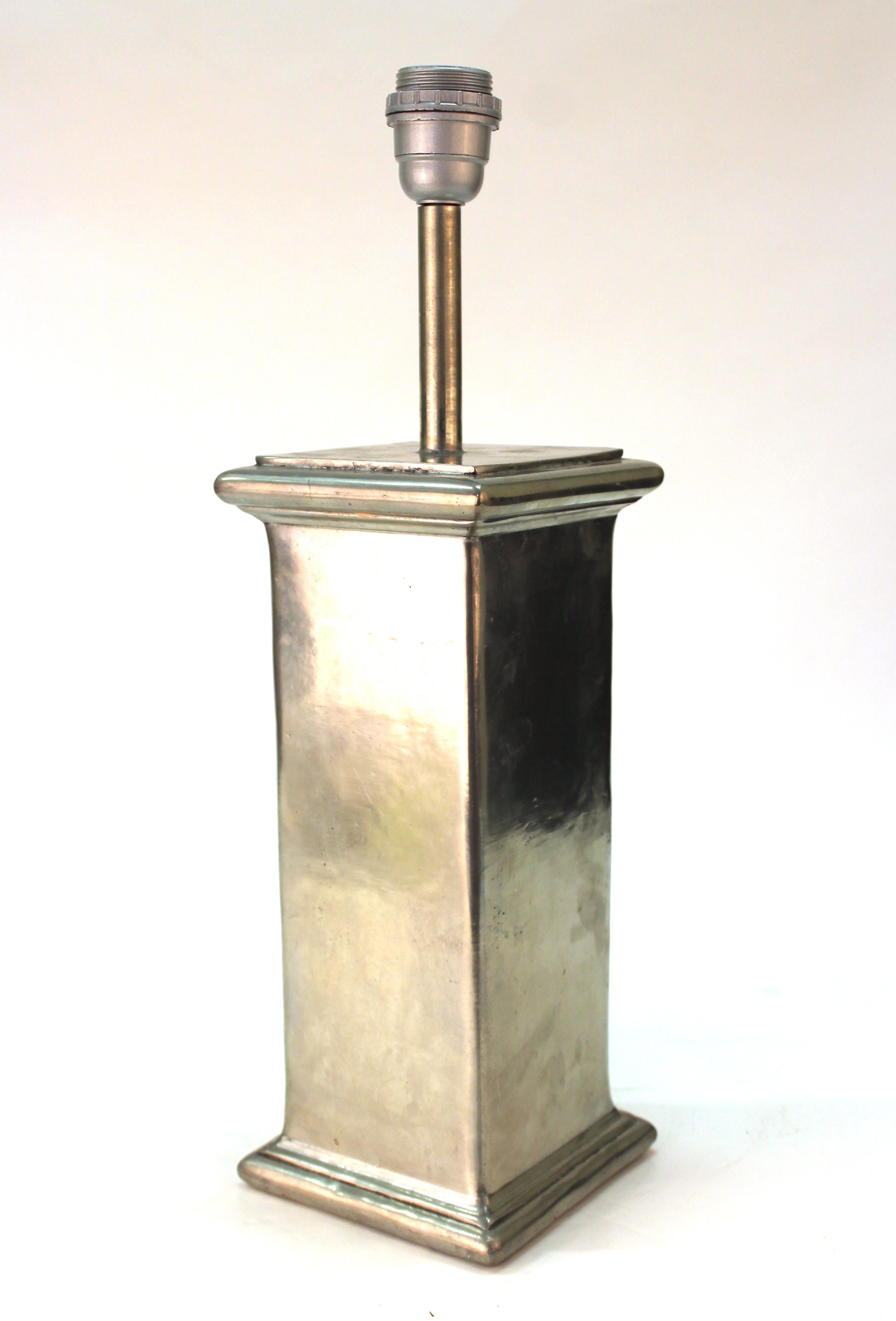 European pair of table lamps, handmade in tin in the 20th century. The pair has square bases with stamped marks on the bottom edge indicating they are handmade in 100 percent tin. In great vintage condition with age-appropriate wear.