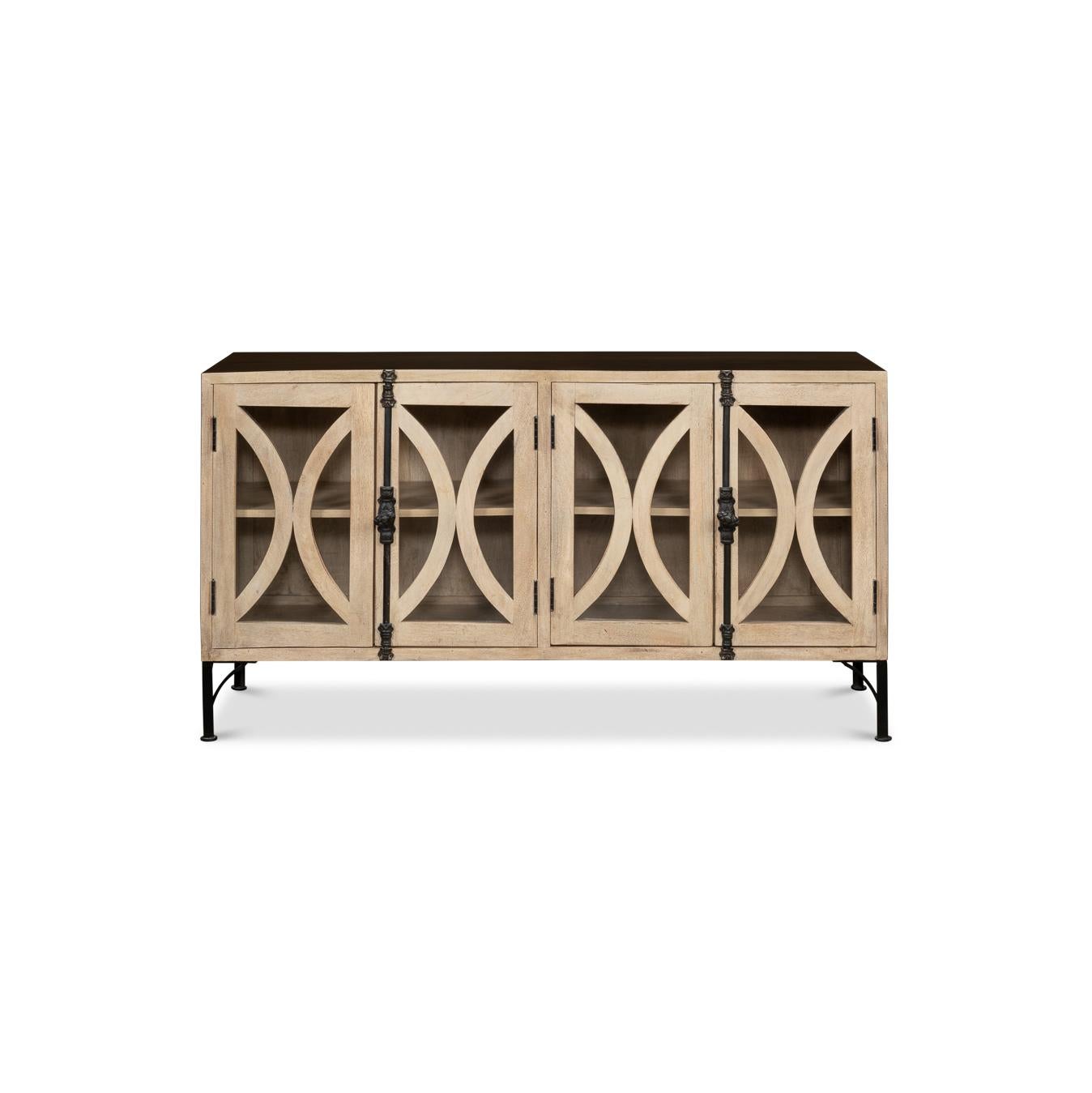 Con un acabado de madera clara desgastada y superposiciones geométricas en las puertas, evoca la artesanía de la provincia francesa a la vez que se adapta a espacios contemporáneos. La encimera teñida de negro contrasta elegantemente con la madera