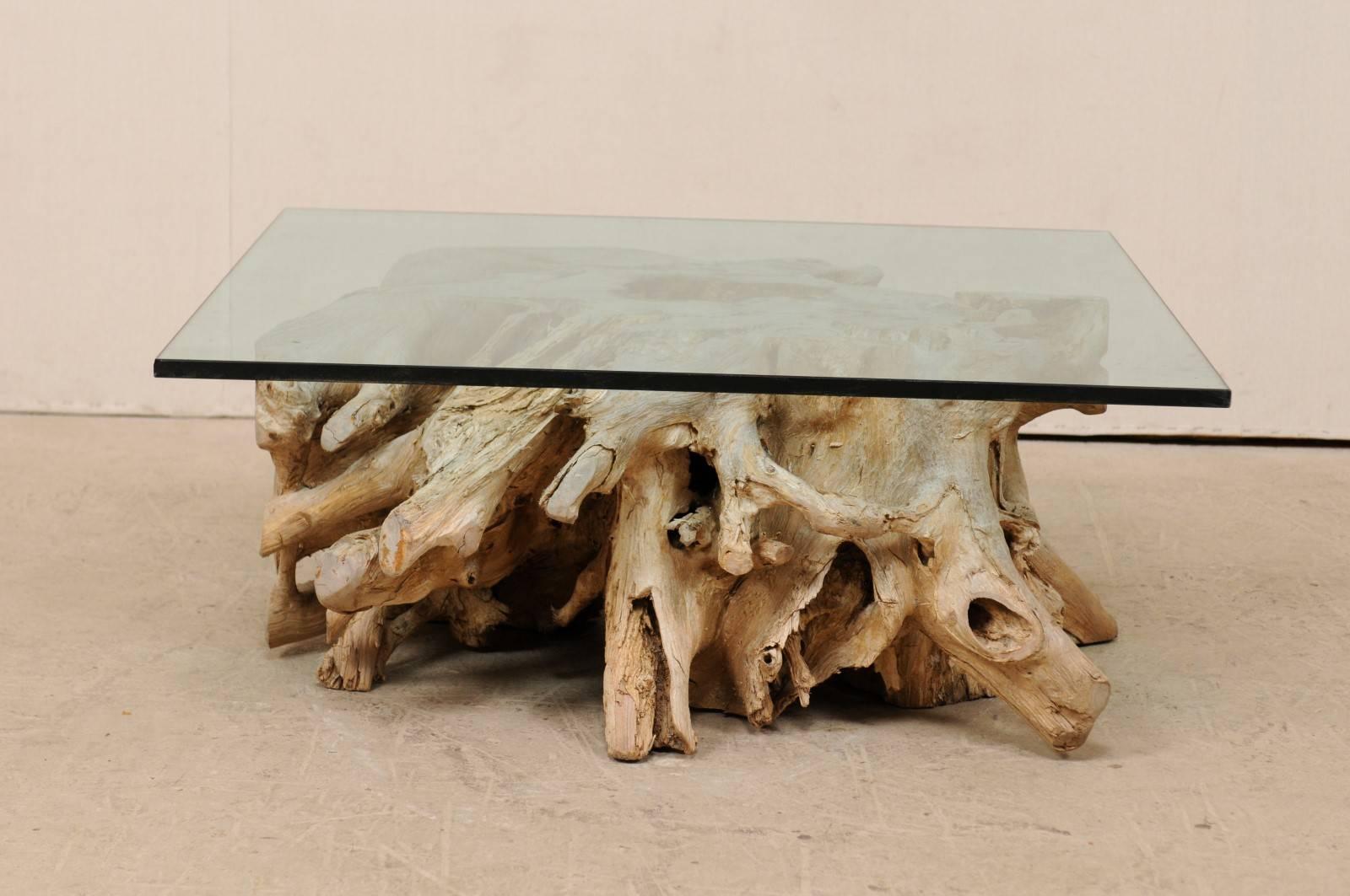Européen Table basse sur mesure avec plateau en verre et base en écaille d'arbre en bois naturel européen du 19e siècle  en vente