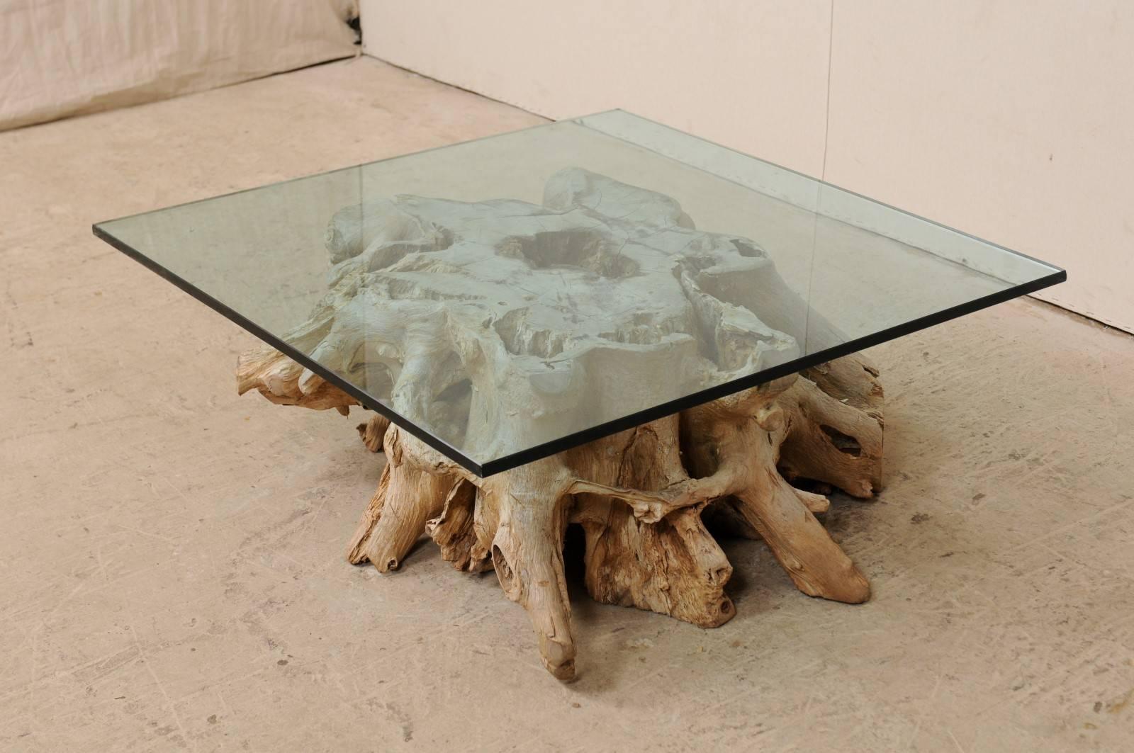 Verre Table basse sur mesure avec plateau en verre et base en écaille d'arbre en bois naturel européen du 19e siècle  en vente
