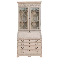 Vitrina europea en dos partes con finas tallas, hacia 1790 Vitrina europea en dos partes con finas tallas, hacia 1790