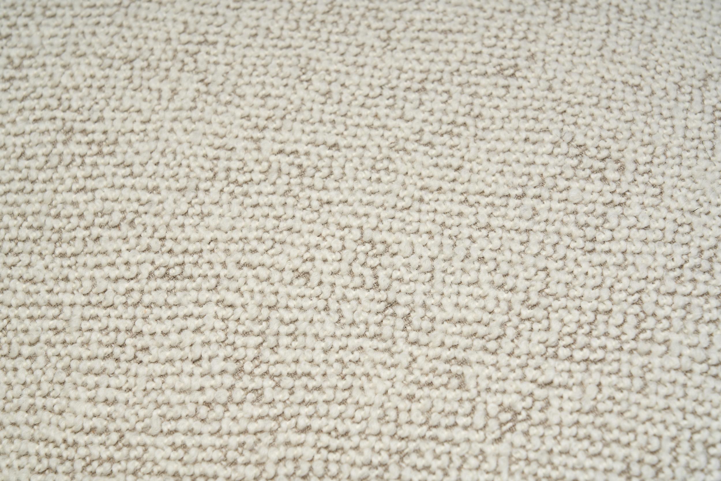 Sofá europeo tapizado con respaldo y patas de madera teñida, Europa Siglo XX en venta 4