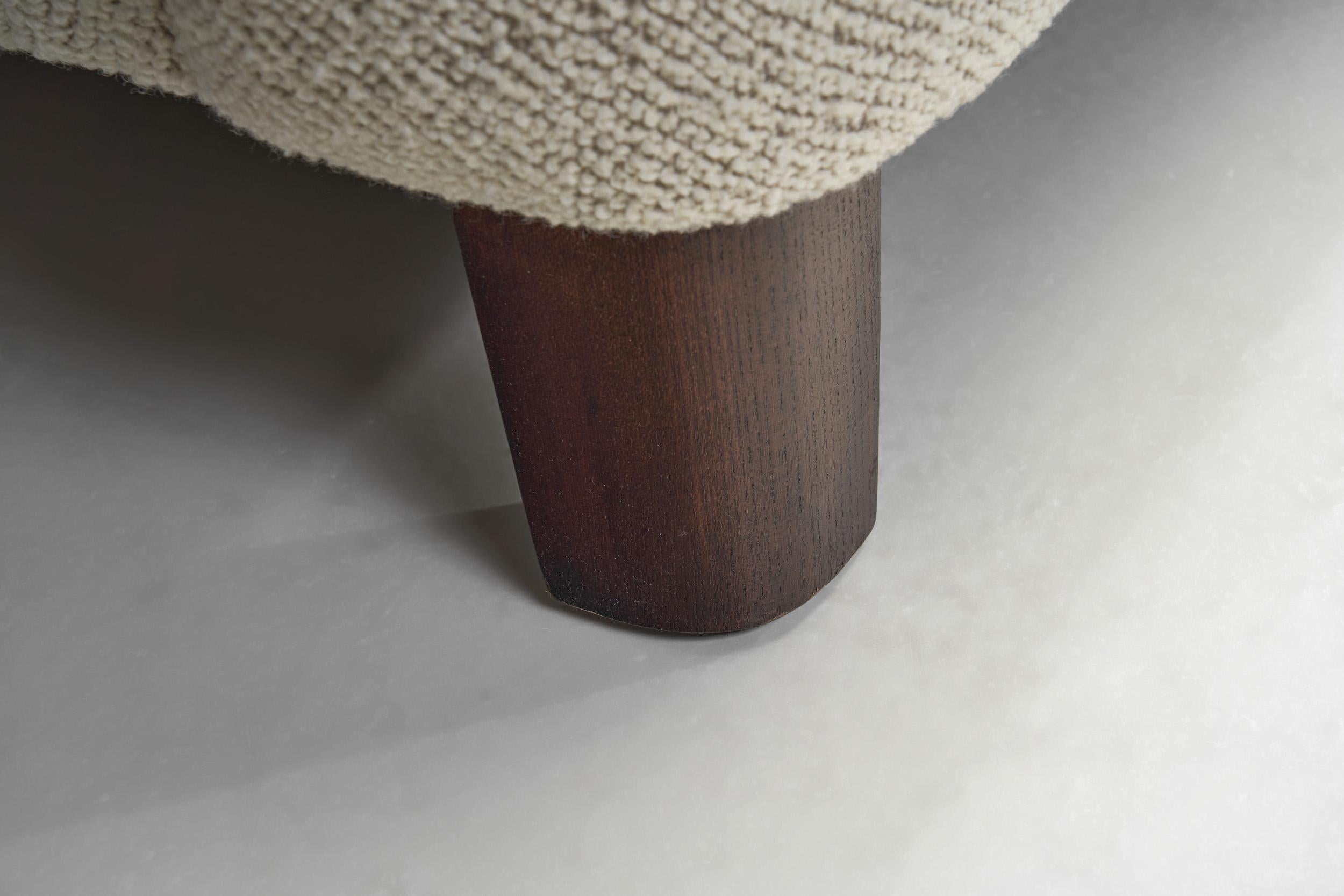 Sofá europeo tapizado con respaldo y patas de madera teñida, Europa Siglo XX en venta 5