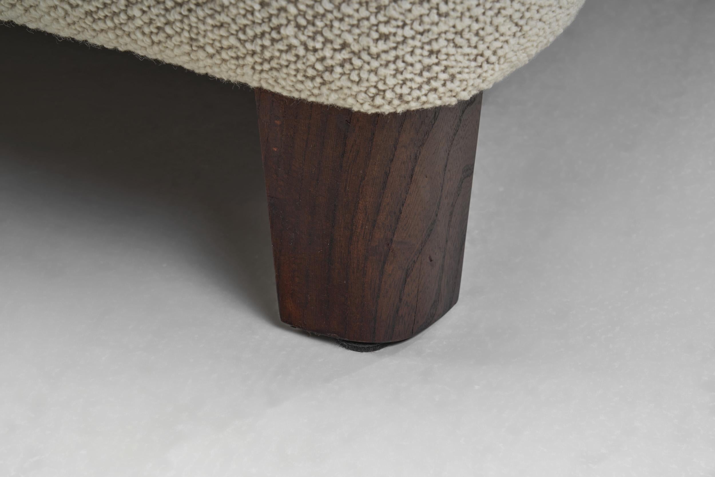 Sofá europeo tapizado con respaldo y patas de madera teñida, Europa Siglo XX en venta 6