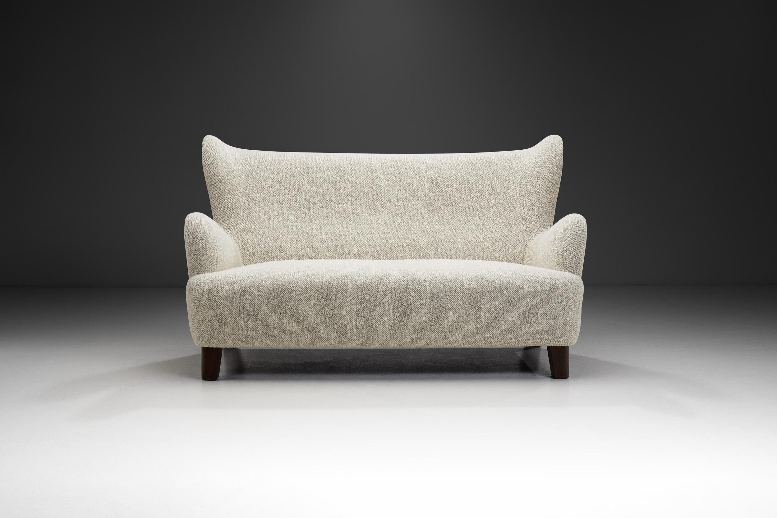 Sofá europeo tapizado con respaldo y patas de madera teñida, Europa Siglo XX Moderno de mediados de siglo en venta
