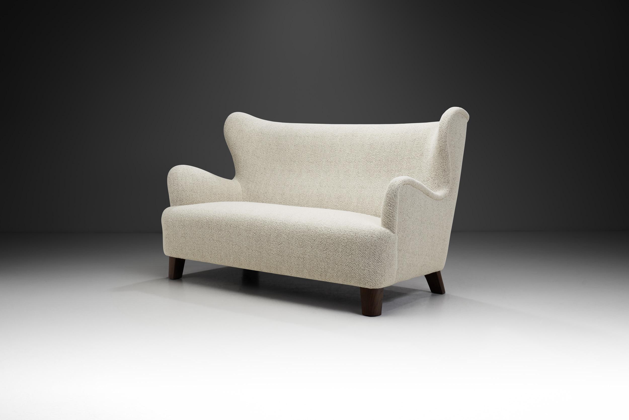 Sofá europeo tapizado con respaldo y patas de madera teñida, Europa Siglo XX Europeo en venta