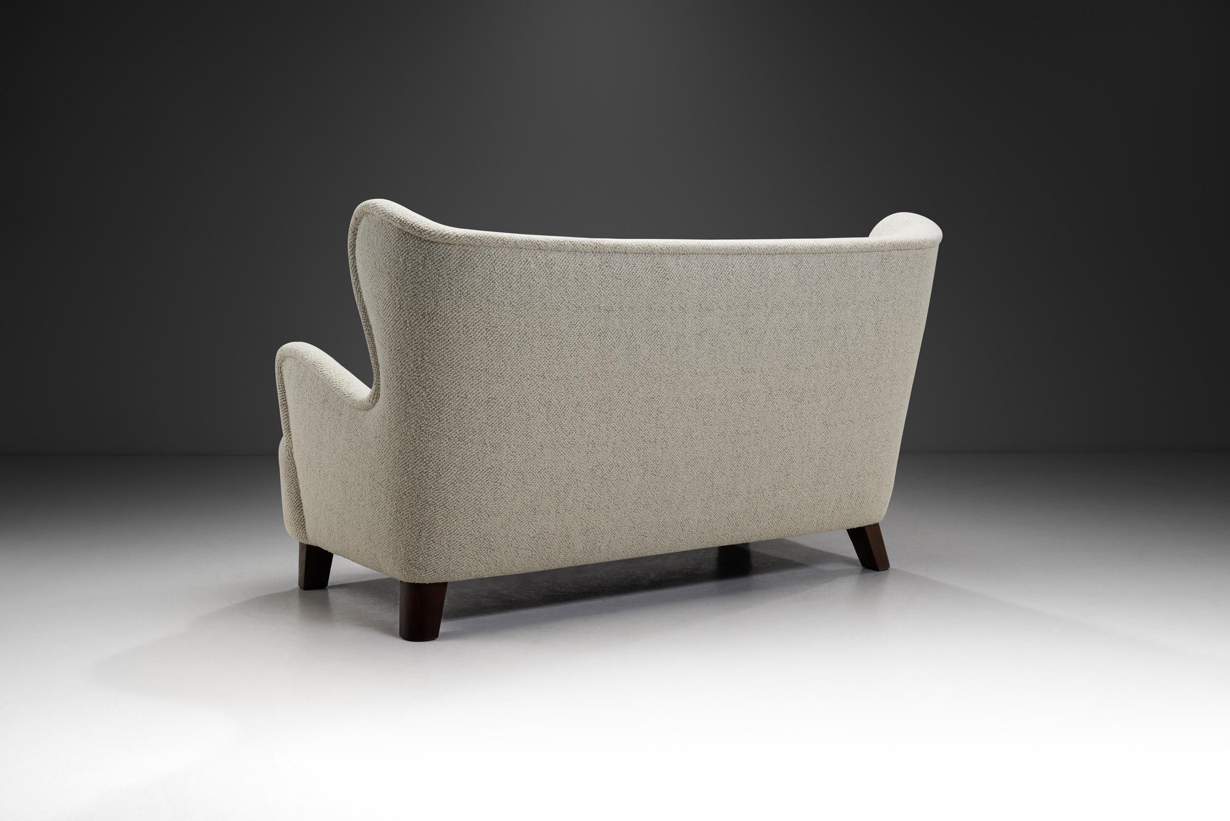 Sofá europeo tapizado con respaldo y patas de madera teñida, Europa Siglo XX en Bueno estado para la venta en Utrecht, NL