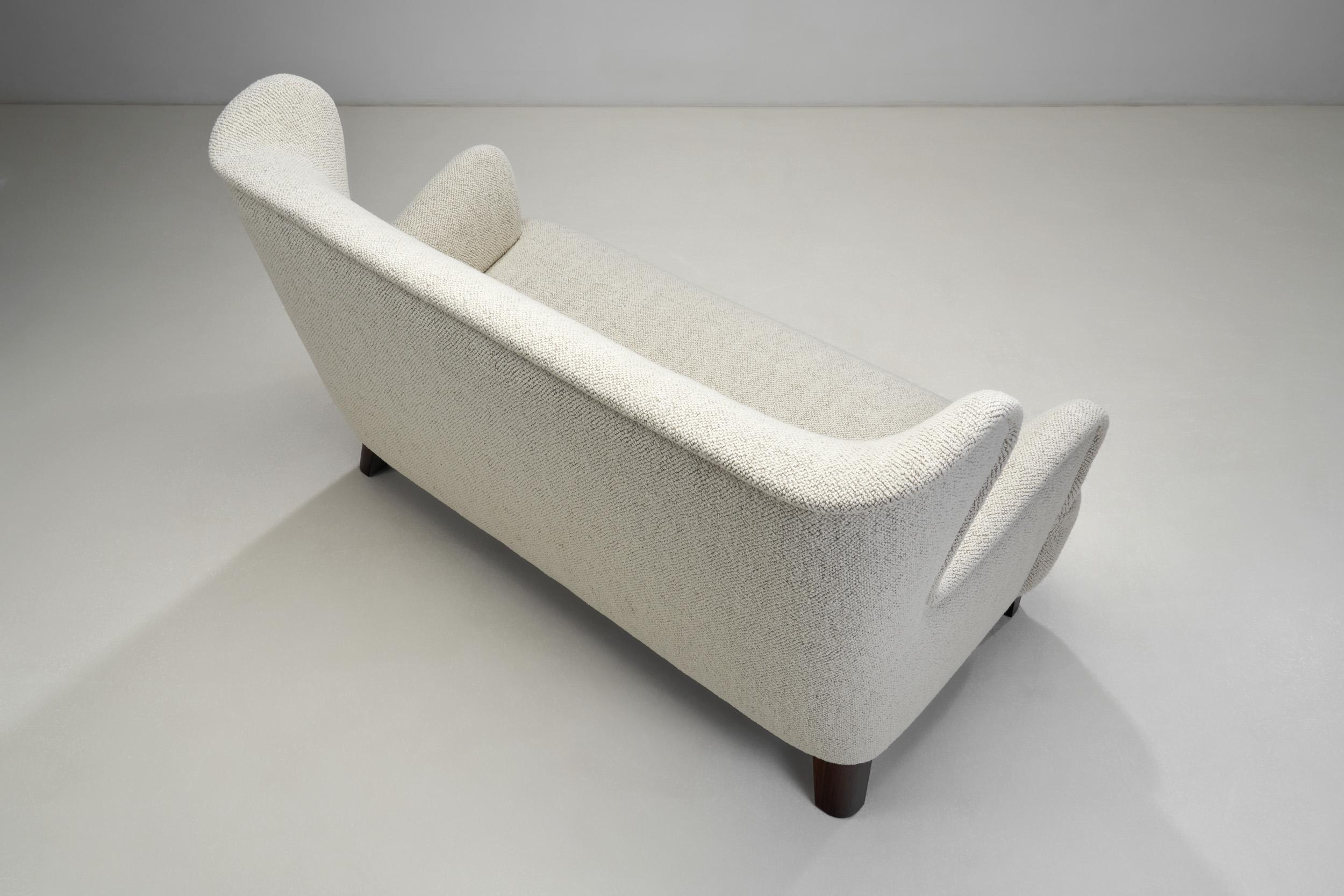 Sofá europeo tapizado con respaldo y patas de madera teñida, Europa Siglo XX siglo XX en venta