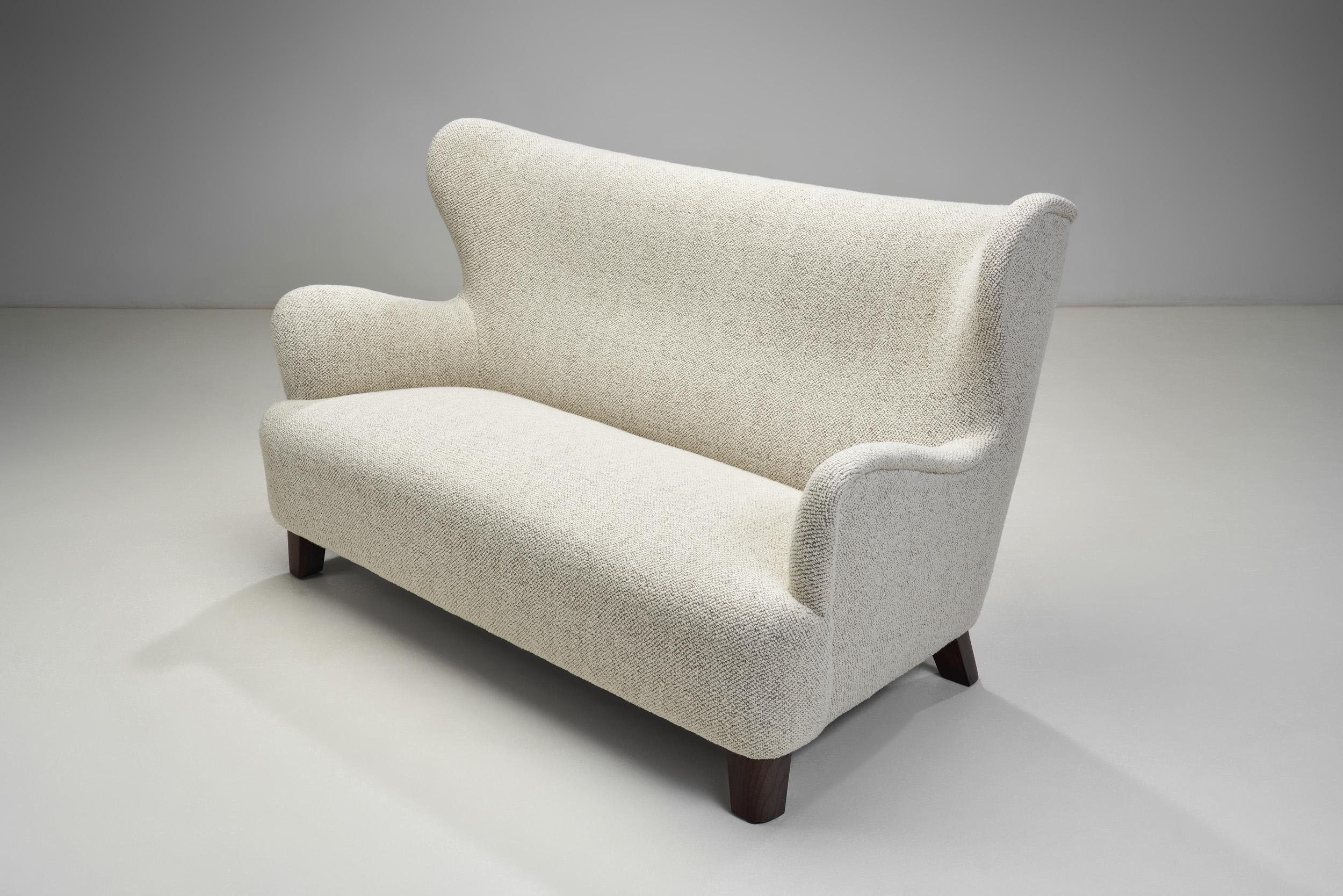 Sofá europeo tapizado con respaldo y patas de madera teñida, Europa Siglo XX Tapicería en venta