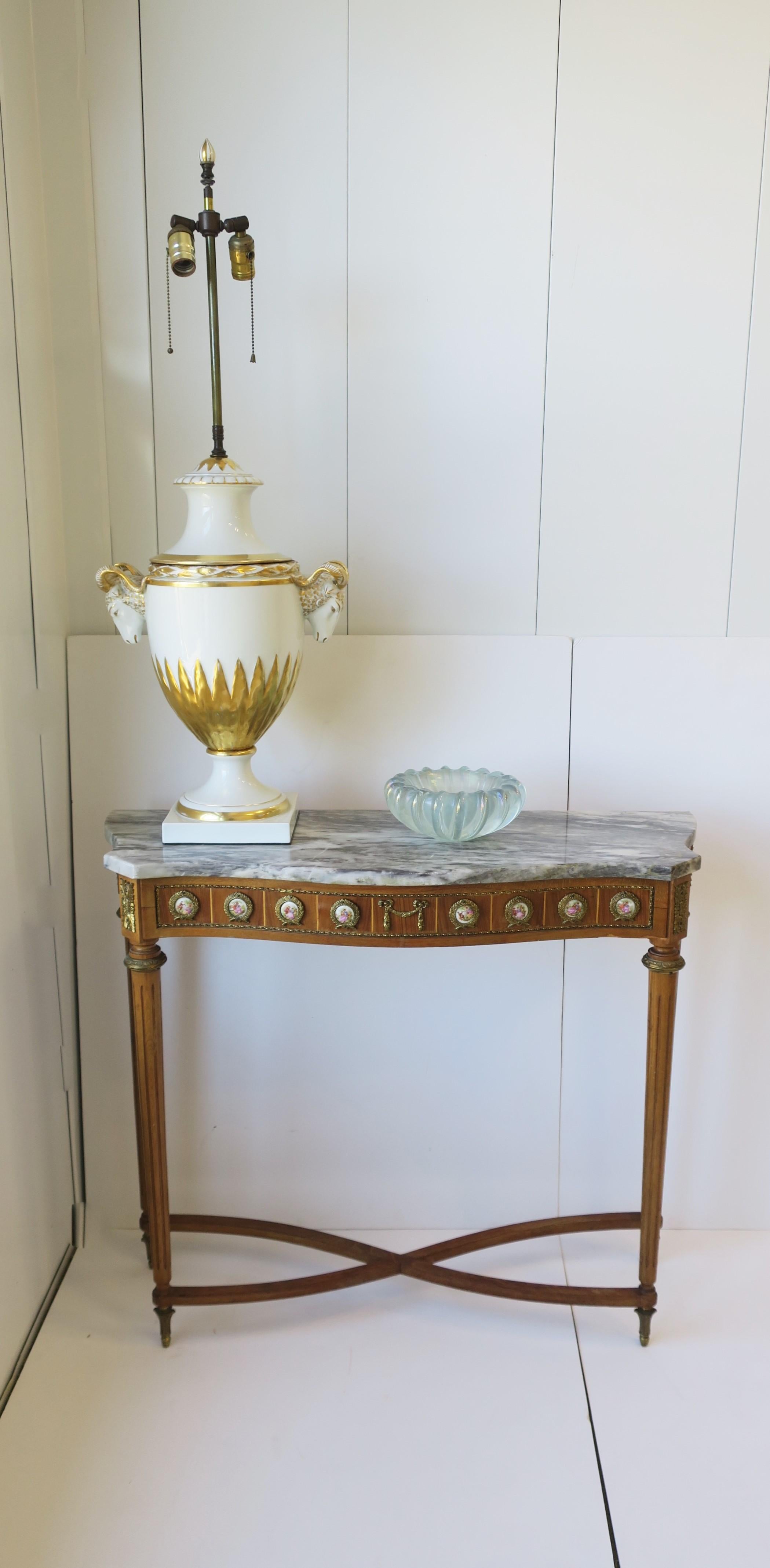 Urnen- und Widderkopf-Tischlampe aus weißem und goldenem Porzellan im Empire-Stil, Deutsch, groß (Glasiert) im Angebot