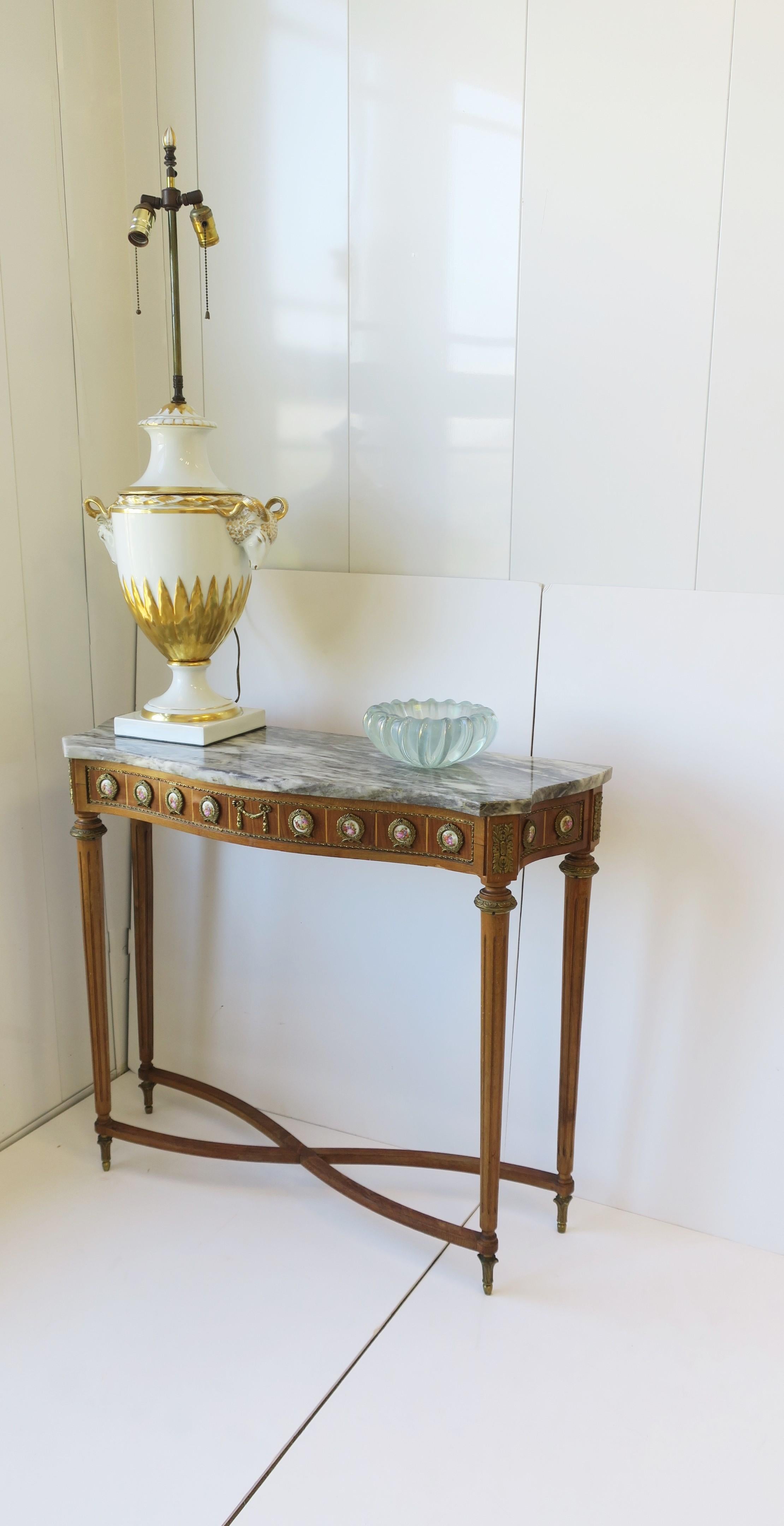 Urnen- und Widderkopf-Tischlampe aus weißem und goldenem Porzellan im Empire-Stil, Deutsch, groß im Zustand „Gut“ im Angebot in New York, NY