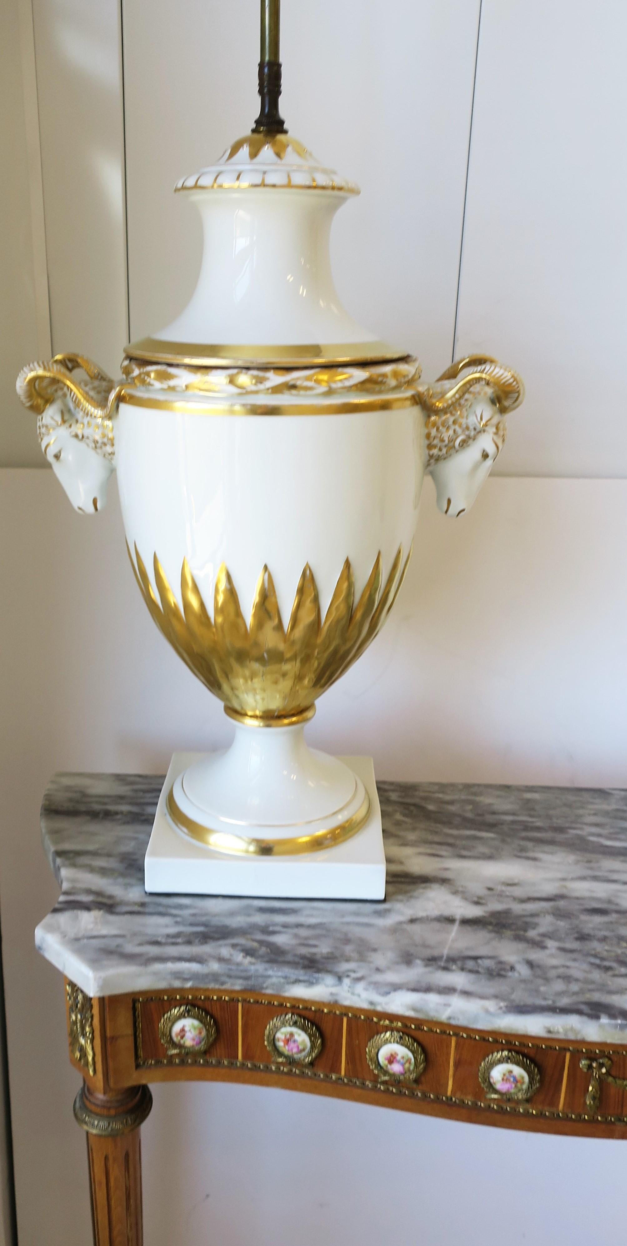 Urnen- und Widderkopf-Tischlampe aus weißem und goldenem Porzellan im Empire-Stil, Deutsch, groß (20. Jahrhundert) im Angebot