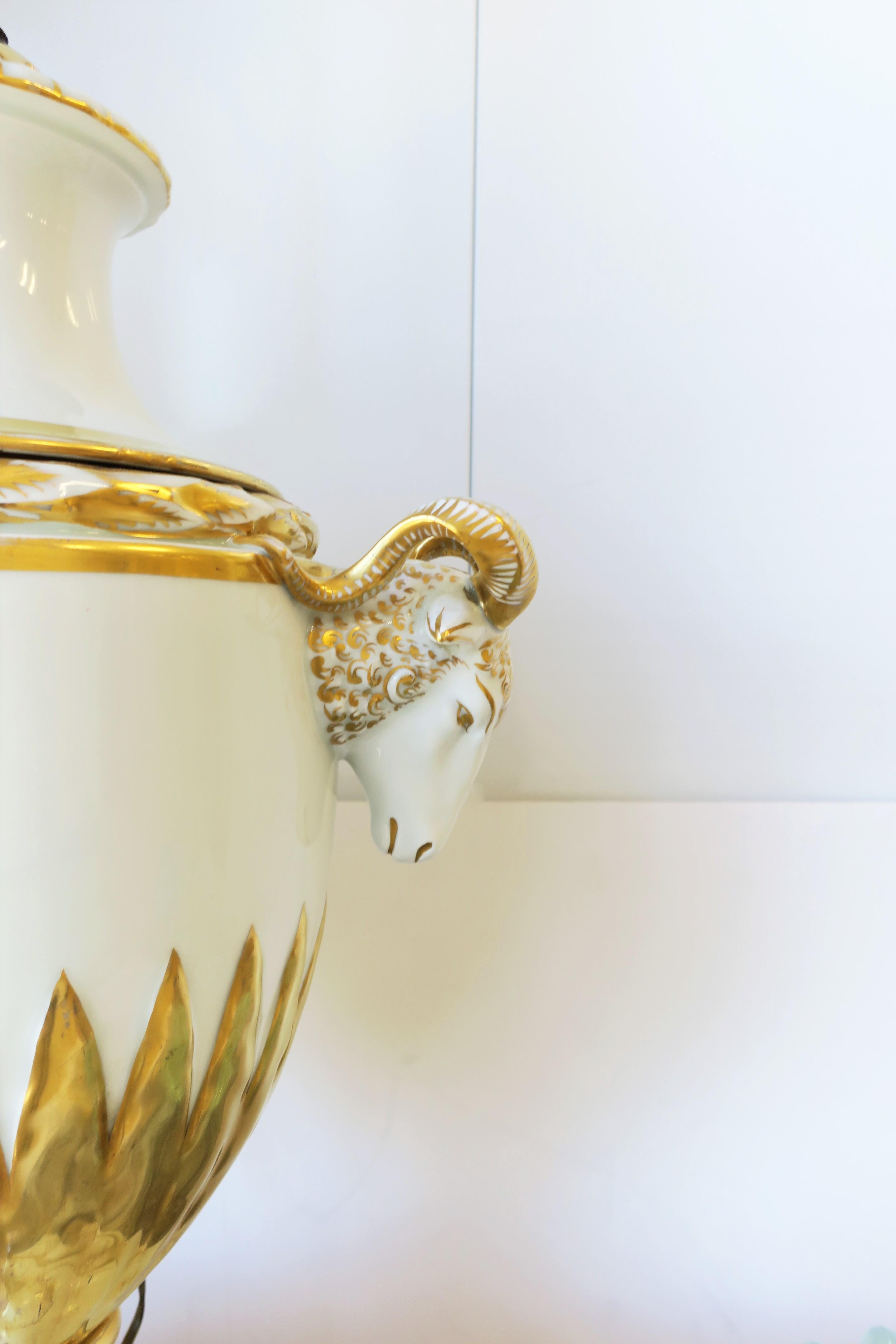 Urnen- und Widderkopf-Tischlampe aus weißem und goldenem Porzellan im Empire-Stil, Deutsch, groß im Angebot 4