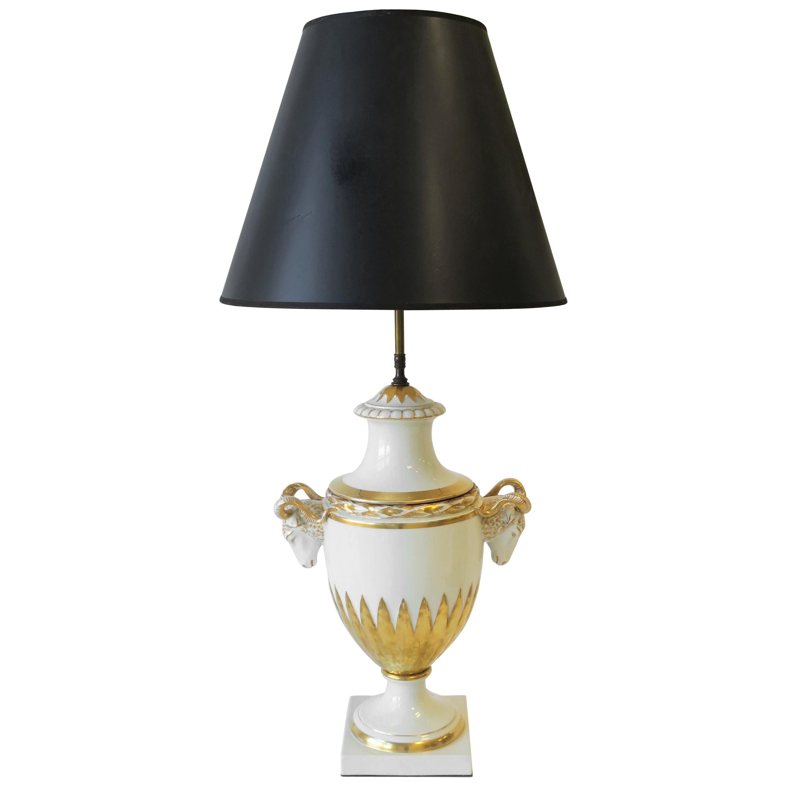Urnen- und Widderkopf-Tischlampe aus weißem und goldenem Porzellan im Empire-Stil, Deutsch, groß im Angebot