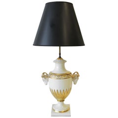 Grande lampe de bureau de style Empire en porcelaine blanche et or avec urne et tête de bélier