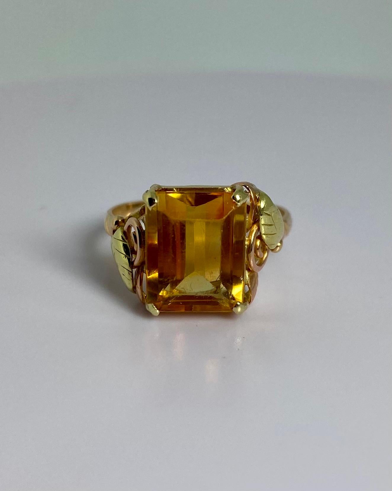 Regardez cette magnifique bague solitaire en or jaune 14k avec citrine facettée de couleur ocre européenne Vintage By. Entrez dans l'élégance intemporelle avec ce vintage européen.  bague solitaire, ornée d'une superbe citrine à facettes d'une riche