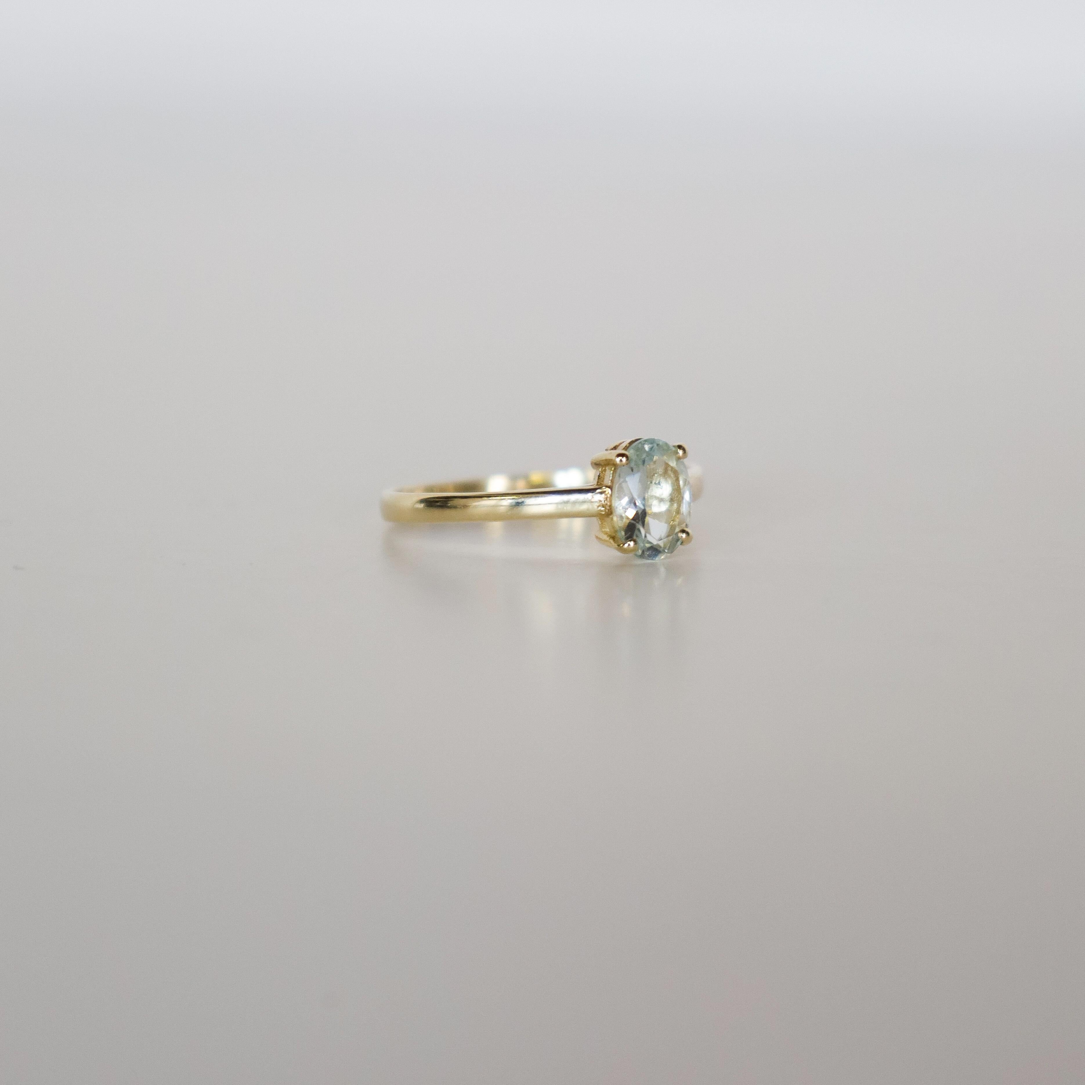 14k Yellow Gold Solitaire Ring with Oval Brilliant-Cut Aquamarine In Good Condition In Heemstede, NL