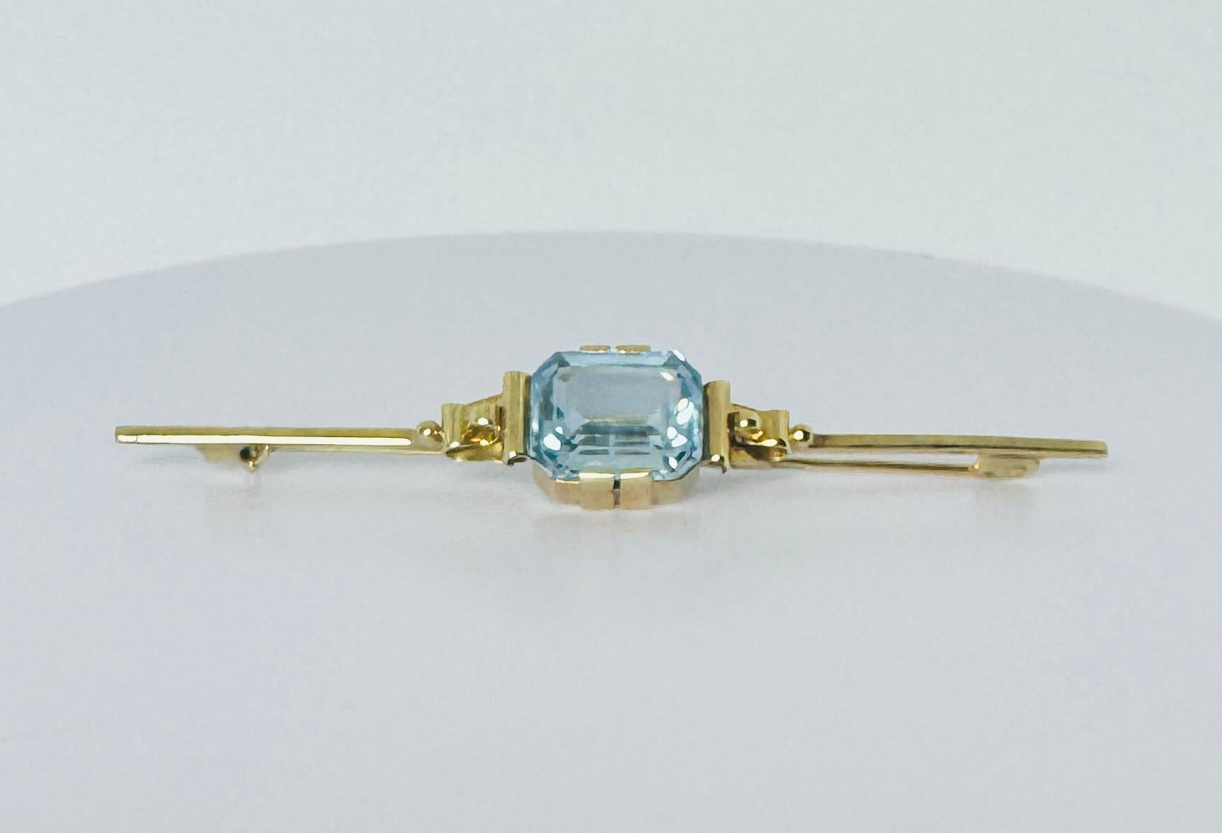 European vintage pin 14 carat gold with blue topaz For Sale 1