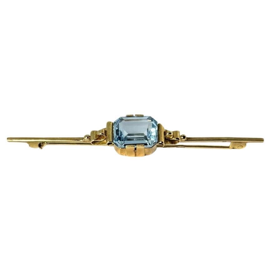 Look at this fine vintage pin with blue topaz, made of 14 carat yellow which holds a faceted emerald cut topaz. This vintage pin with an European origine is nicely detailed and decorated. The setting is minimalistic and makes this pin a feast for