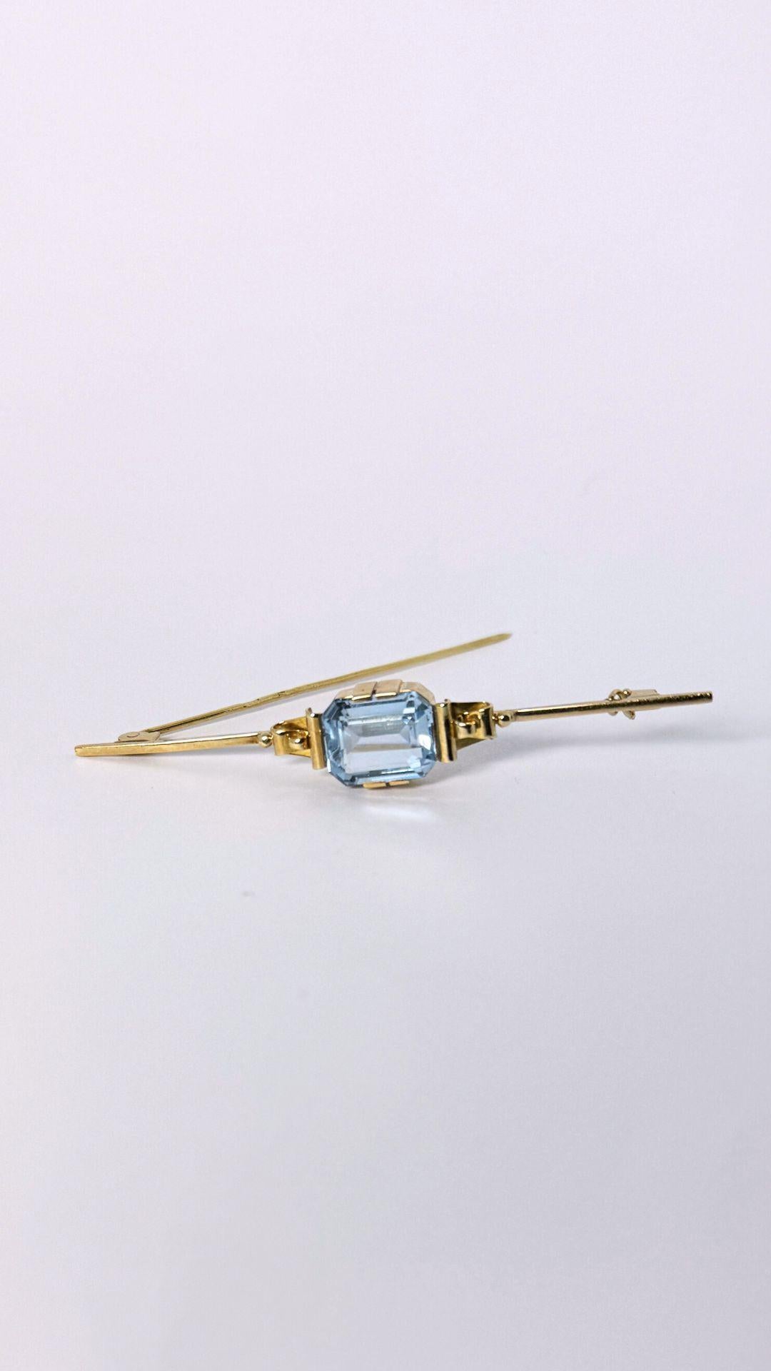European vintage pin 14 carat gold with blue topaz In Good Condition For Sale In Heemstede, NL