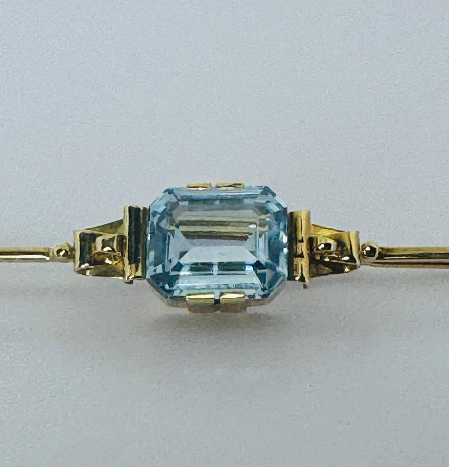 Art Deco European vintage pin 14 carat gold with blue topaz For Sale