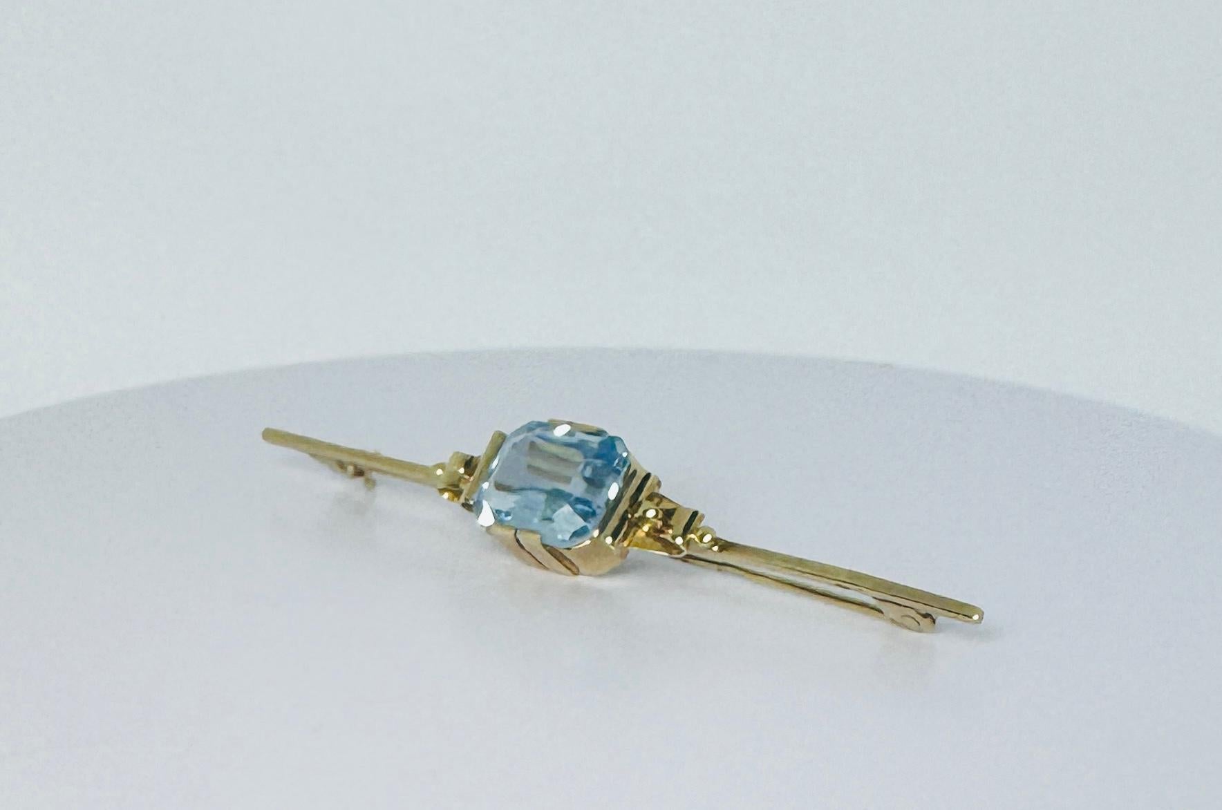 Women's European vintage pin 14 carat gold with blue topaz For Sale