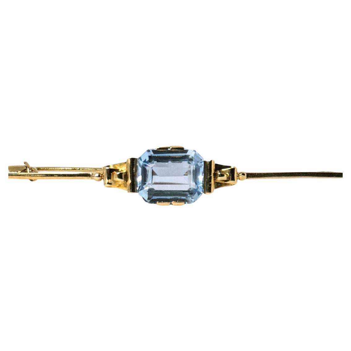 European vintage pin 14 carat gold with blue topaz For Sale
