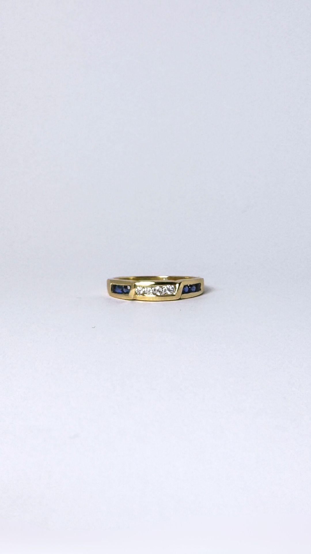Enchanting ring with a beautiful combination of gold, diamonds and blue sapphires. The 1950s ring is made of 14 carat yellow gold and the stones are set in a chaton setting. This vintage ring with an European origine can very well be worn alone, but