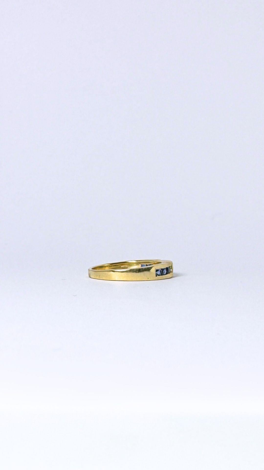 Europäischer Vintage-Ring aus 18 Karat Gold mit Brillanten und blauen Saphiren im Angebot 3