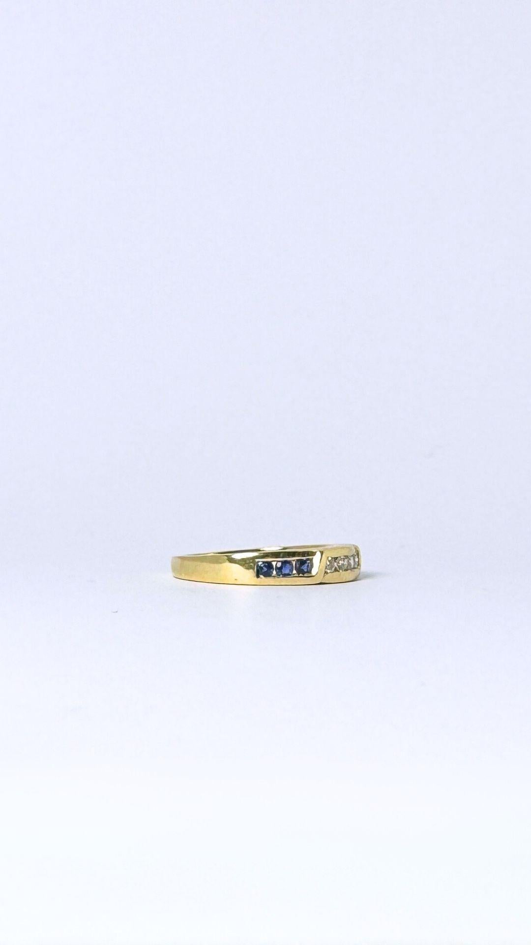 European vintage ring 14 carat yellow gold with diamonds and blue sapphires For Sale 3