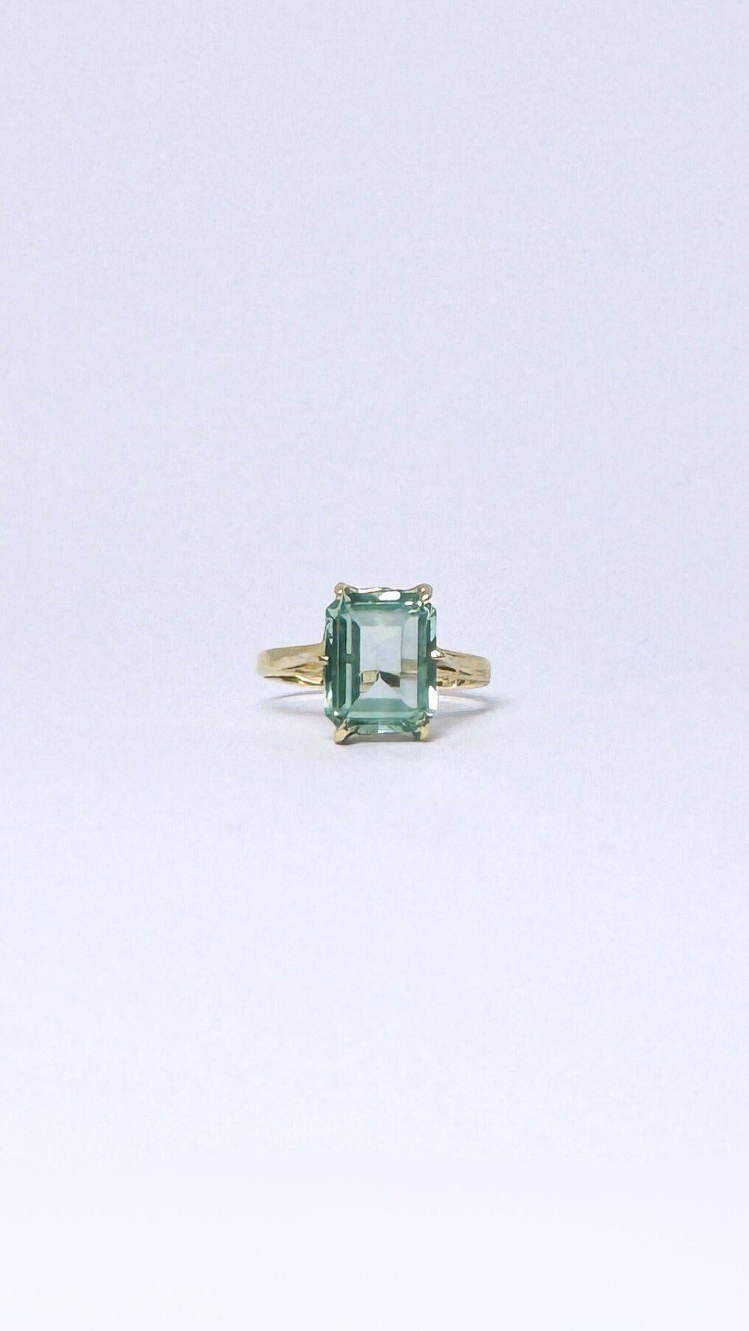 Schöner Vintage-Ring mit einem grünen Turmalin. Das Design dieses Schmuckstücks beschreibt sich selbst am besten als ein Muss und passt zu jedem anderen Ring in Ihrer eigenen Sammlung. Dieser Ring ist aus 14 Karat Gelbgold gefertigt und wiegt etwa 2