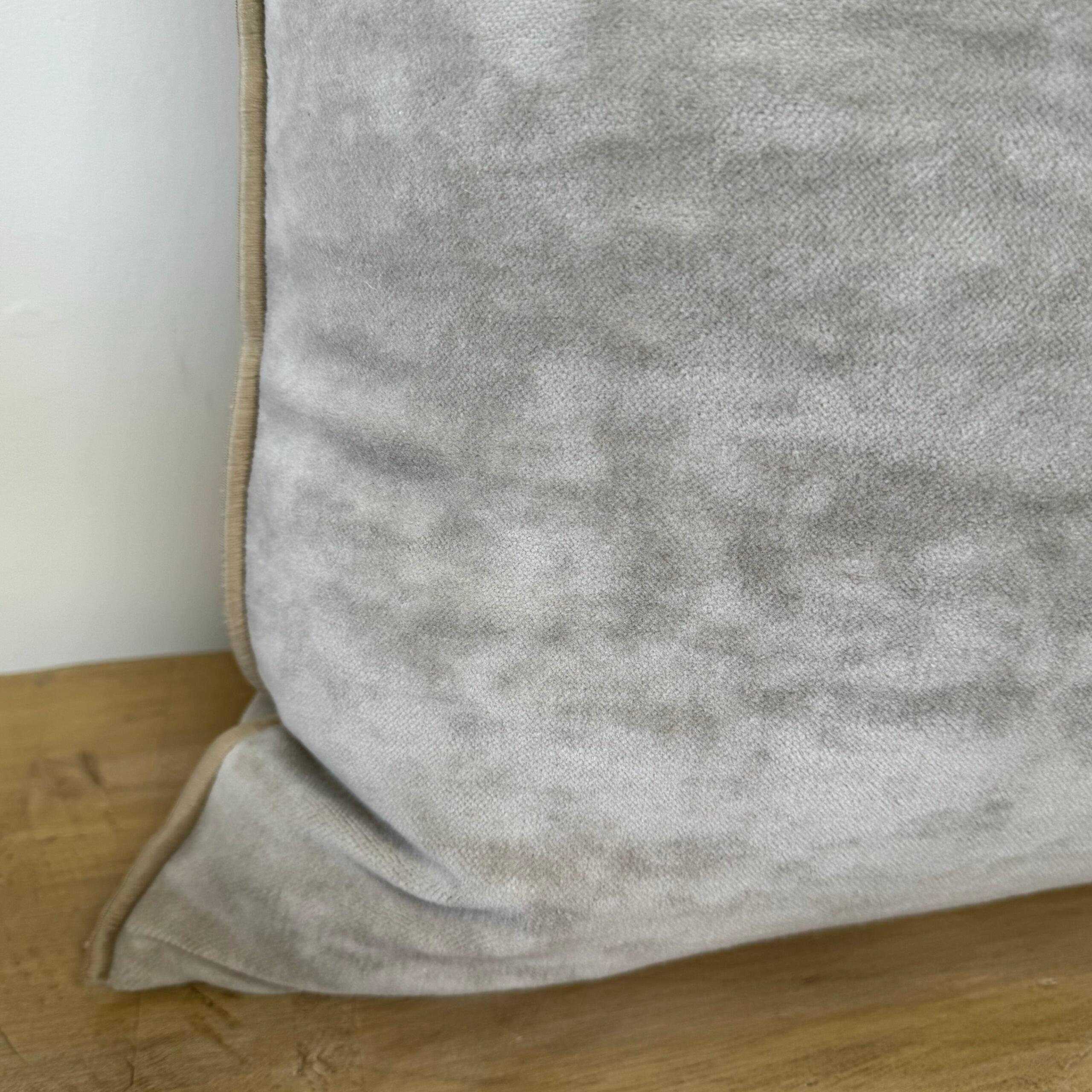 Cotone Cuscino d'accompagnamento in velluto Ciment in stile europeo vintage con inserto in piuma d'oca in vendita