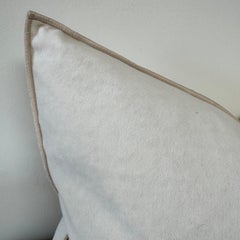 Almohada decorativa de terciopelo crema estilo vintage europeo con relleno de plumón